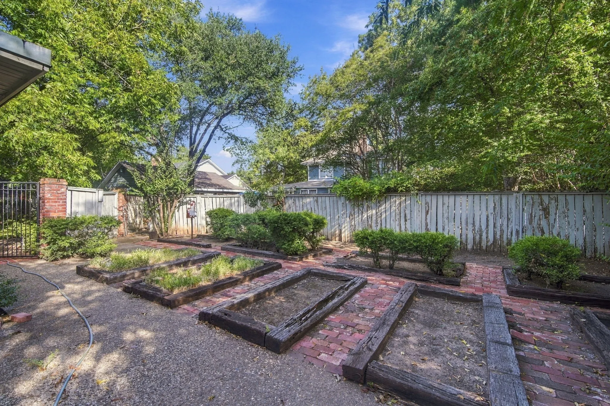 Single Family Residence For Sale in Hill County , 1107 E Walnut Street, Hillsboro, Texas 76645, 3 Bedroom, 3 Bathroom, 2 Garage spaces, 3,344 Sqft, built in 1950, mls#21388124, Real Estate Agent in Hillsboro, Homes For Sale in Hill county, Homes For Sale in Hillsboro, Realtor in Hillsboro Texas, Real Estate Brokerage Independent Realty Texas, Luminita Cordes Realtor