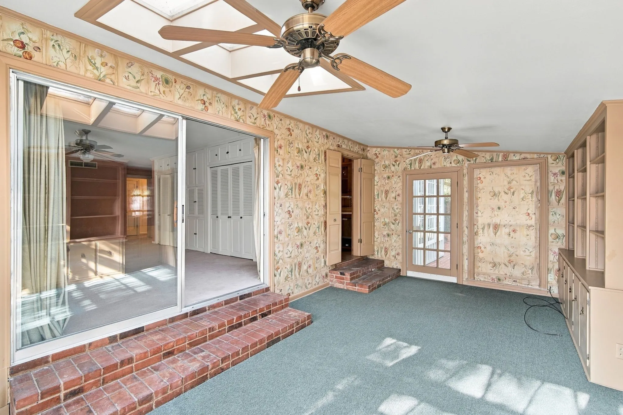 Single Family Residence For Sale in Hill County , 1107 E Walnut Street, Hillsboro, Texas 76645, 3 Bedroom, 3 Bathroom, 2 Garage spaces, 3,344 Sqft, built in 1950, mls#21388124, Real Estate Agent in Hillsboro, Homes For Sale in Hill county, Homes For Sale in Hillsboro, Realtor in Hillsboro Texas, Real Estate Brokerage Independent Realty Texas, Luminita Cordes Realtor