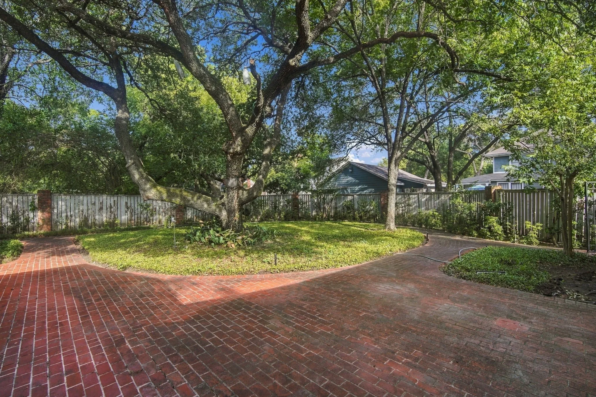 Single Family Residence For Sale in Hill County , 1107 E Walnut Street, Hillsboro, Texas 76645, 3 Bedroom, 3 Bathroom, 2 Garage spaces, 3,344 Sqft, built in 1950, mls#21388124, Real Estate Agent in Hillsboro, Homes For Sale in Hill county, Homes For Sale in Hillsboro, Realtor in Hillsboro Texas, Real Estate Brokerage Independent Realty Texas, Luminita Cordes Realtor