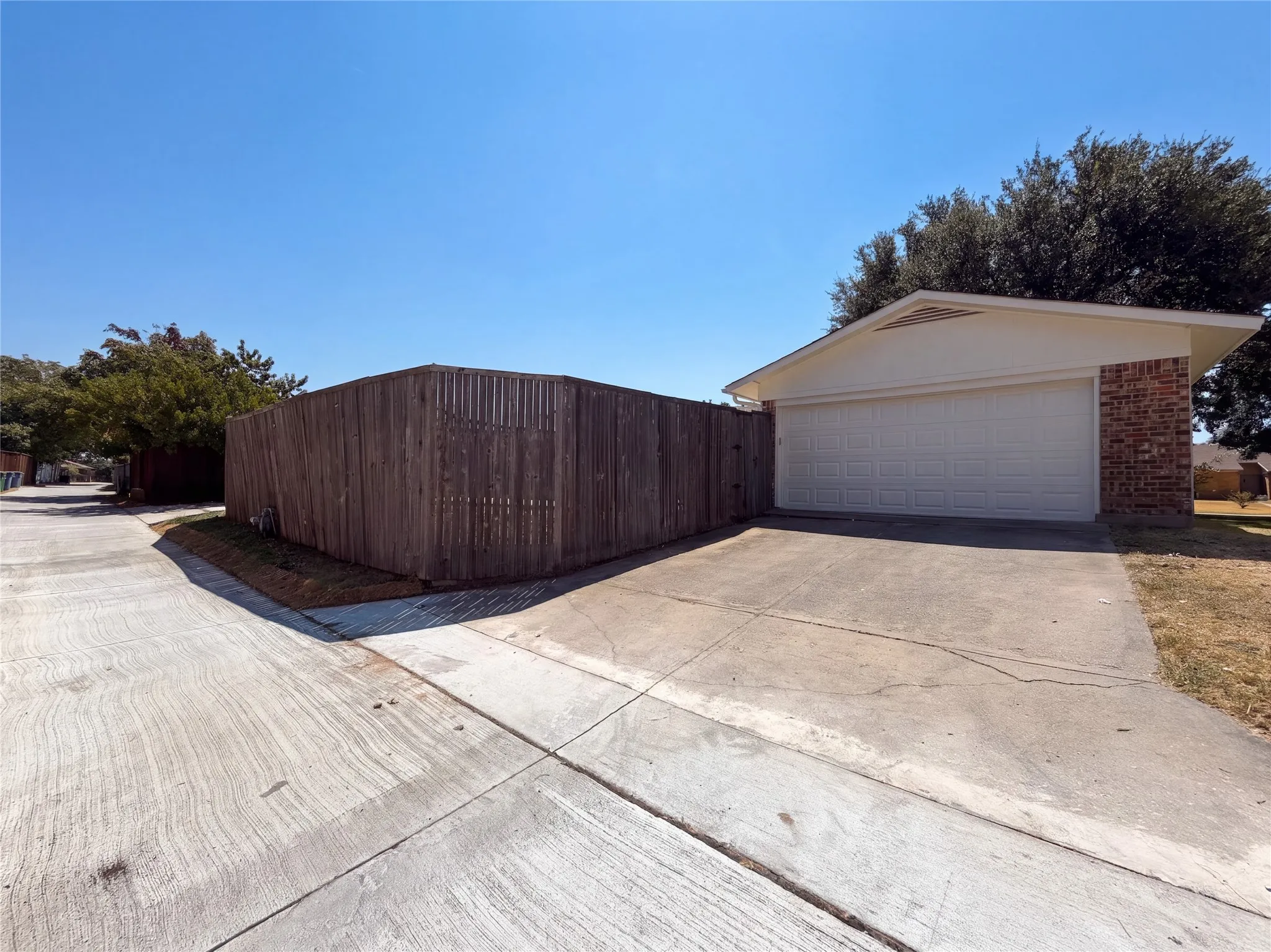 Single Family Residence For Sale in Denton County , 1845 Santa Fe, Lewisville, Texas 75077, 3 Bedroom, 2 Bathroom, 2 Garage spaces, 1,507 Sqft, built in 1974, mls#21388683, Real Estate Agent in Lewisville, Homes For Sale in Denton county, Homes For Sale in Lewisville, Realtor in Lewisville Texas, Real Estate Brokerage Independent Realty Texas, Luminita Cordes Realtor