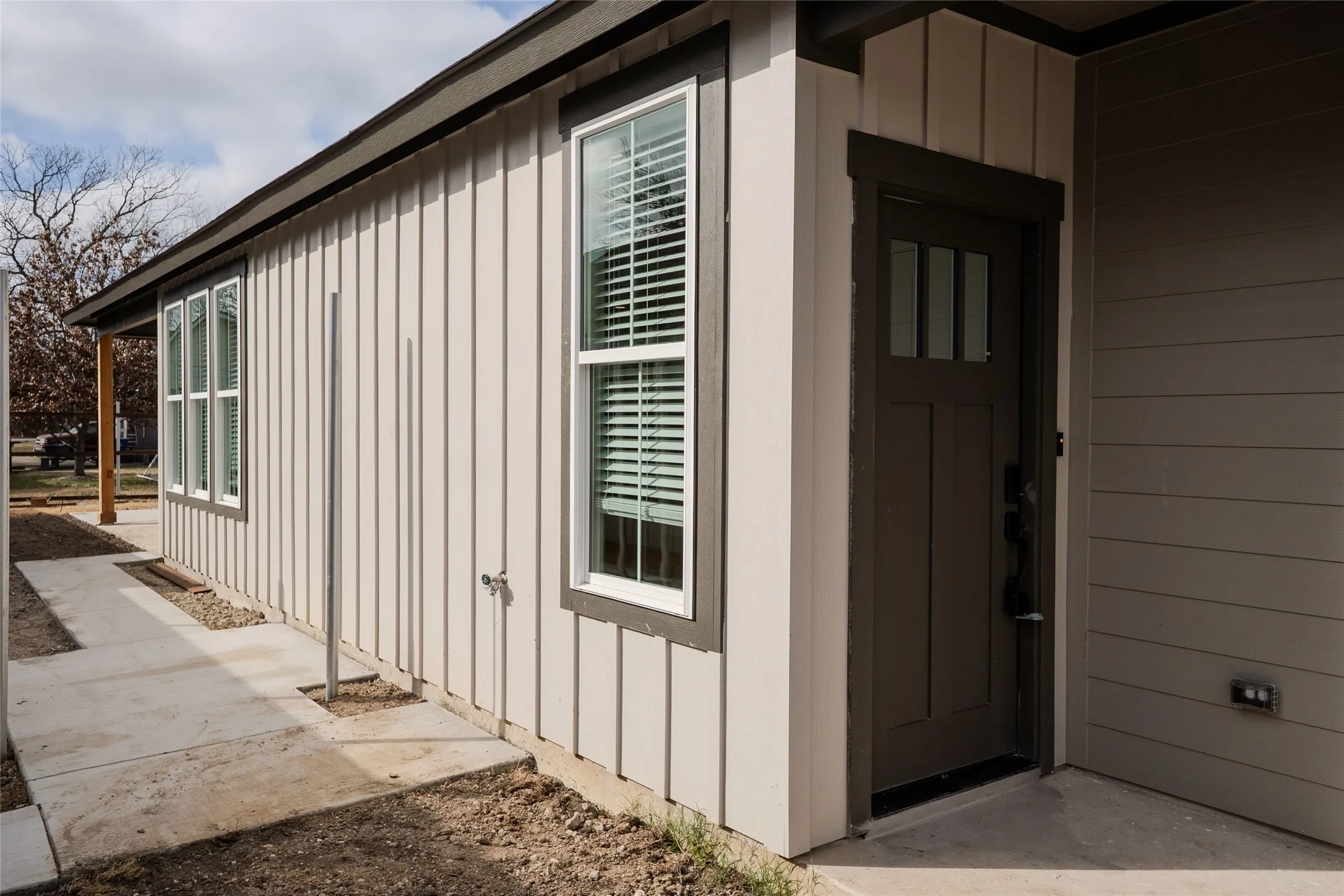 Duplex For Rent in Ellis County , 390 N Dallas Street, Palmer, Texas 75152, 3 Bedroom, 2 Bathroom, Garage spaces, 1,465 Sqft, built in 2025, mls#21388387, Real Estate Agent in Palmer, Homes For Rent in Ellis county, Homes For Rent in Palmer, Realtor in Palmer Texas, Real Estate Brokerage Independent Realty Texas, Luminita Cordes Realtor