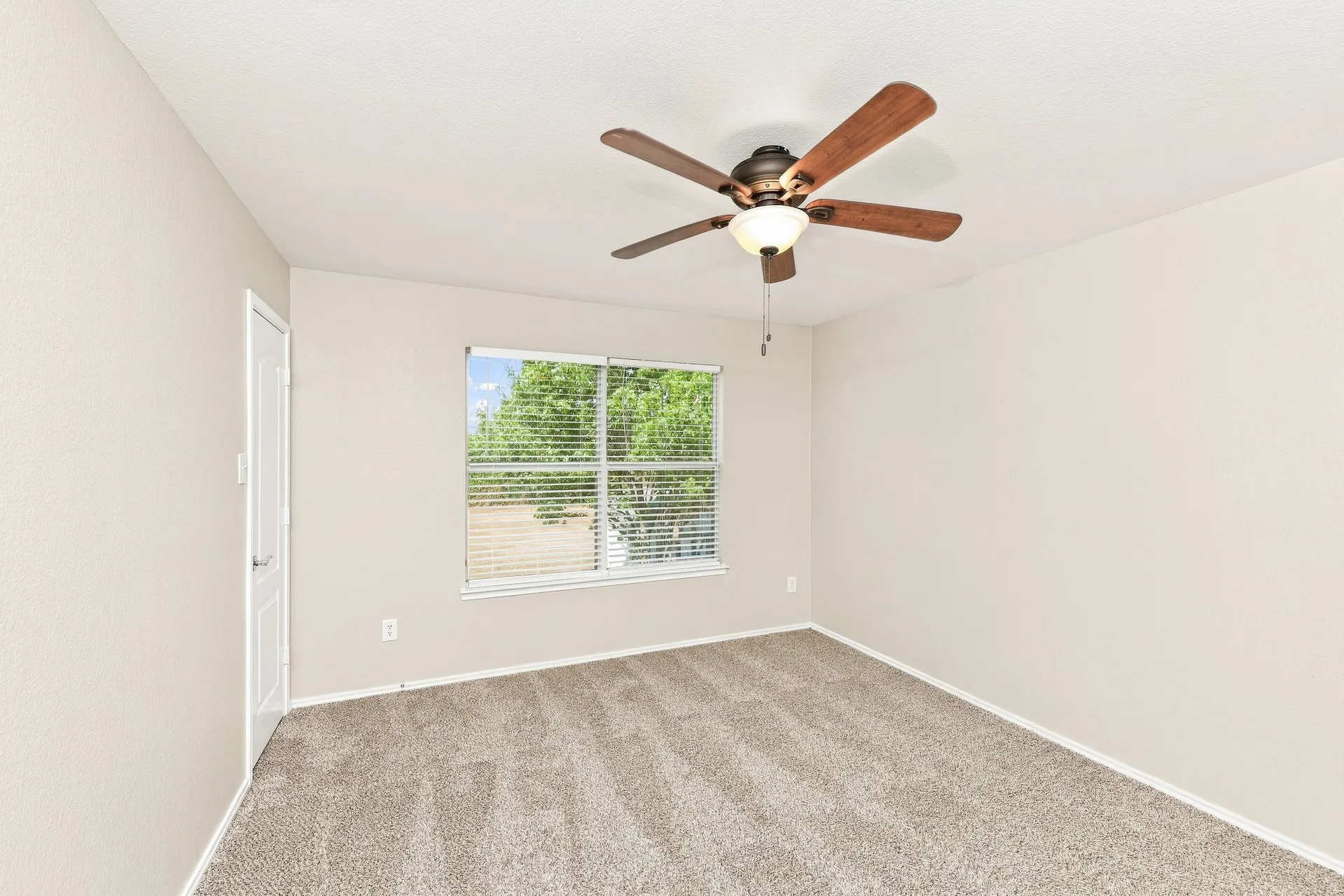 Single Family Residence For Sale in Ellis County , 3911 Alpha Way, Midlothian, Texas 76065, 4 Bedroom, 3 Bathroom, 2 Garage spaces, 2,587 Sqft, built in 2005, mls#21389539, Real Estate Agent in Midlothian, Homes For Sale in Ellis county, Homes For Sale in Midlothian, Realtor in Midlothian Texas, Real Estate Brokerage Independent Realty Texas, Luminita Cordes Realtor