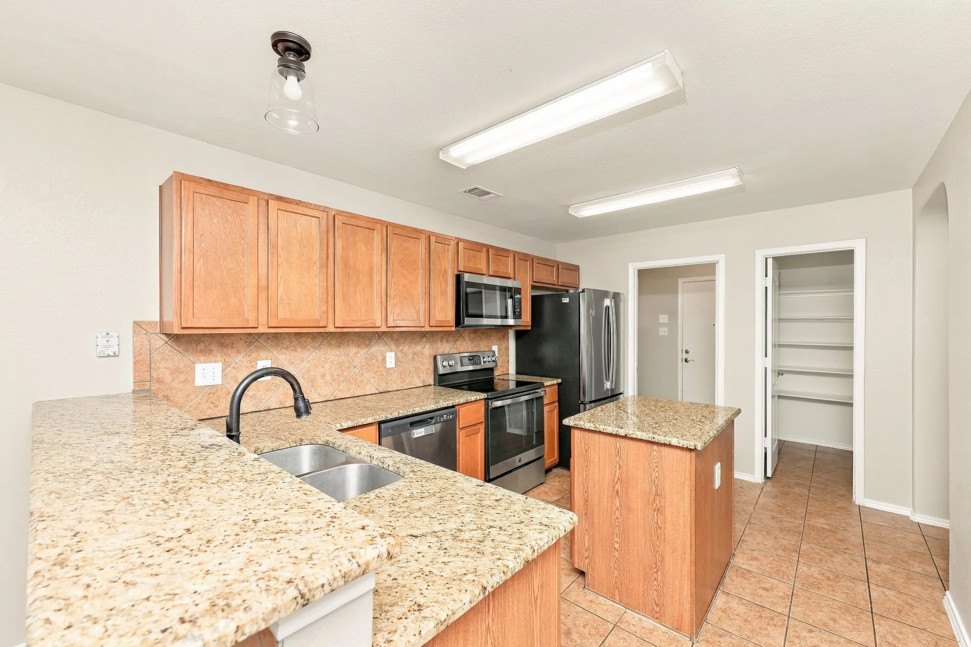 Single Family Residence For Sale in Ellis County , 3911 Alpha Way, Midlothian, Texas 76065, 4 Bedroom, 3 Bathroom, 2 Garage spaces, 2,587 Sqft, built in 2005, mls#21389539, Real Estate Agent in Midlothian, Homes For Sale in Ellis county, Homes For Sale in Midlothian, Realtor in Midlothian Texas, Real Estate Brokerage Independent Realty Texas, Luminita Cordes Realtor