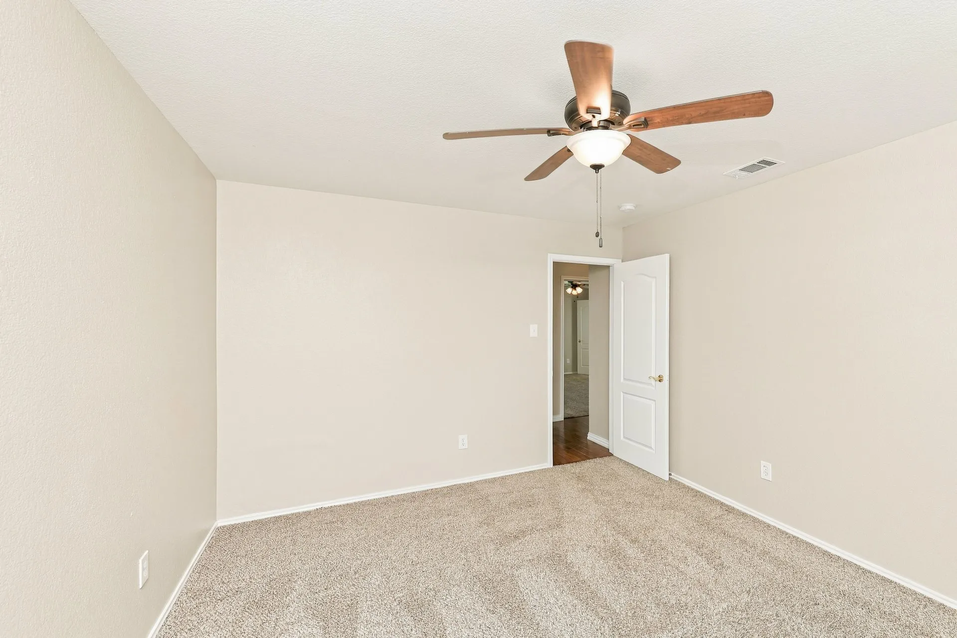 Single Family Residence For Sale in Ellis County , 3911 Alpha Way, Midlothian, Texas 76065, 4 Bedroom, 3 Bathroom, 2 Garage spaces, 2,587 Sqft, built in 2005, mls#21389539, Real Estate Agent in Midlothian, Homes For Sale in Ellis county, Homes For Sale in Midlothian, Realtor in Midlothian Texas, Real Estate Brokerage Independent Realty Texas, Luminita Cordes Realtor