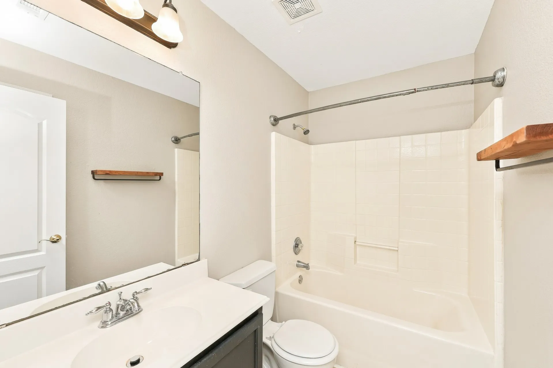 Single Family Residence For Sale in Ellis County , 3911 Alpha Way, Midlothian, Texas 76065, 4 Bedroom, 3 Bathroom, 2 Garage spaces, 2,587 Sqft, built in 2005, mls#21389539, Real Estate Agent in Midlothian, Homes For Sale in Ellis county, Homes For Sale in Midlothian, Realtor in Midlothian Texas, Real Estate Brokerage Independent Realty Texas, Luminita Cordes Realtor
