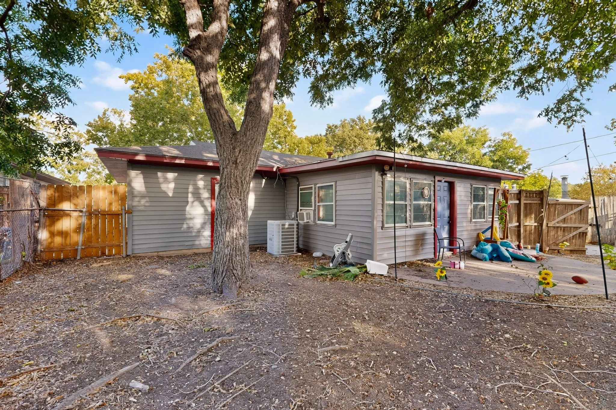 Single Family Residence For Sale in Dallas County , 551 Dawson Drive, Duncanville, Texas 75116, 3 Bedroom, 2 Bathroom, 1 Garage spaces, 1,555 Sqft, built in 1967, mls#21389264, Real Estate Agent in Duncanville, Homes For Sale in Dallas county, Homes For Sale in Duncanville, Realtor in Duncanville Texas, Real Estate Brokerage Independent Realty Texas, Luminita Cordes Realtor