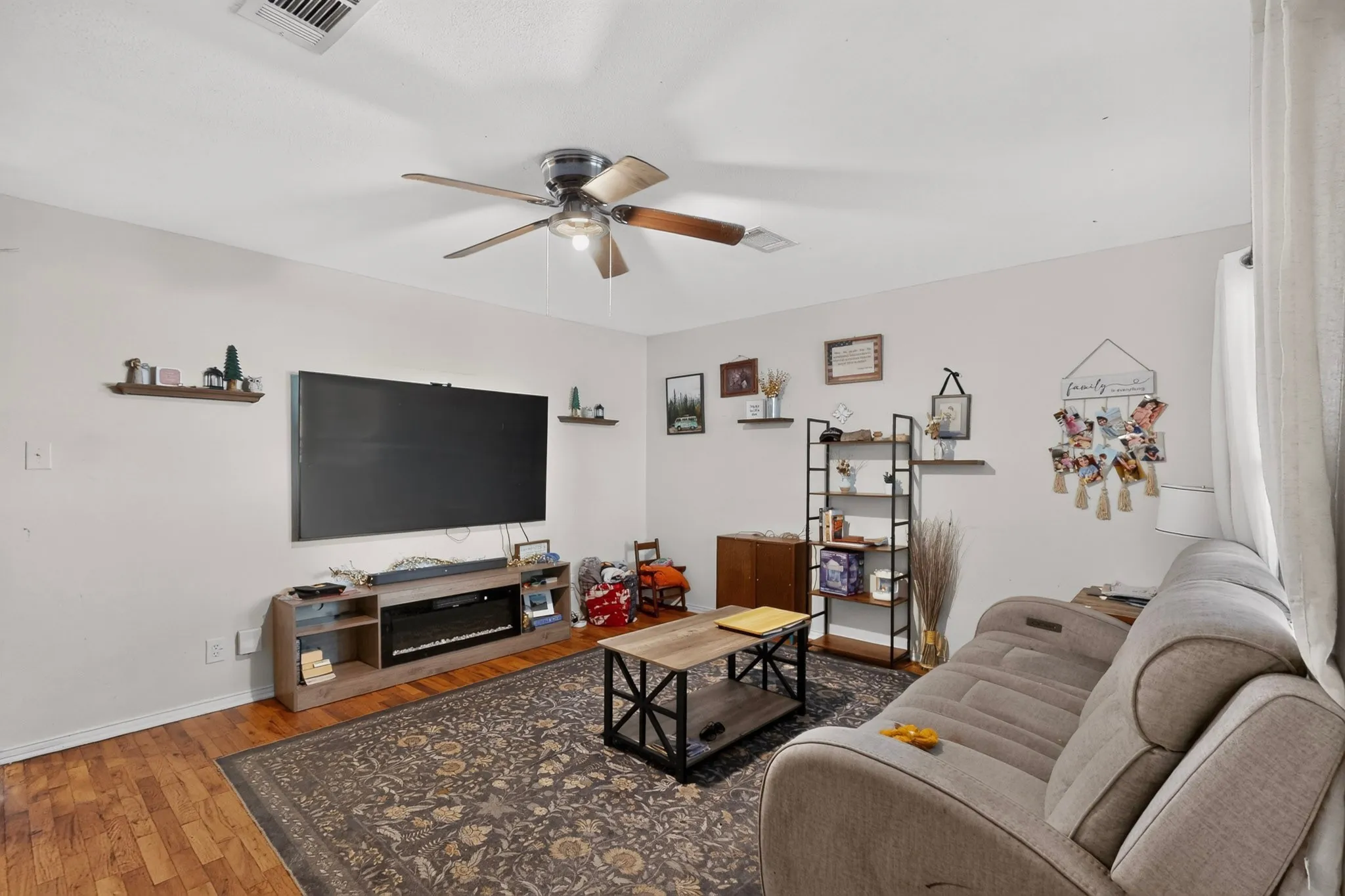 Single Family Residence For Sale in Dallas County , 551 Dawson Drive, Duncanville, Texas 75116, 3 Bedroom, 2 Bathroom, 1 Garage spaces, 1,555 Sqft, built in 1967, mls#21389264, Real Estate Agent in Duncanville, Homes For Sale in Dallas county, Homes For Sale in Duncanville, Realtor in Duncanville Texas, Real Estate Brokerage Independent Realty Texas, Luminita Cordes Realtor