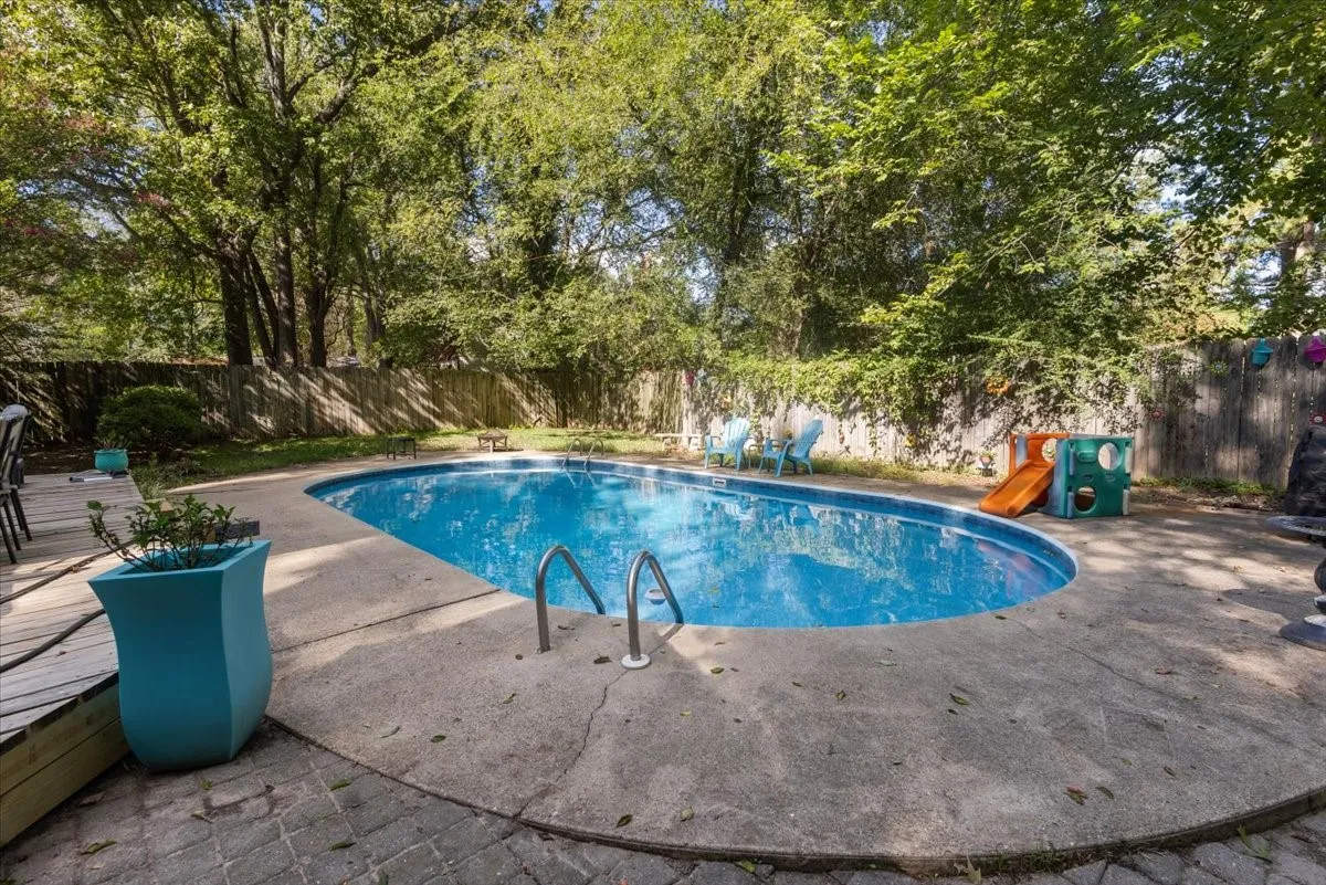 Single Family Residence For Sale in Smith County , 300 Synterra, Lindale, Texas 75771, 4 Bedroom, 3 Bathroom, Garage spaces, 2,077 Sqft, built in 1978, mls#21389602, Real Estate Agent in Lindale, Homes For Sale in Smith county, Homes For Sale in Lindale, Realtor in Lindale Texas, Real Estate Brokerage Independent Realty Texas, Luminita Cordes Realtor