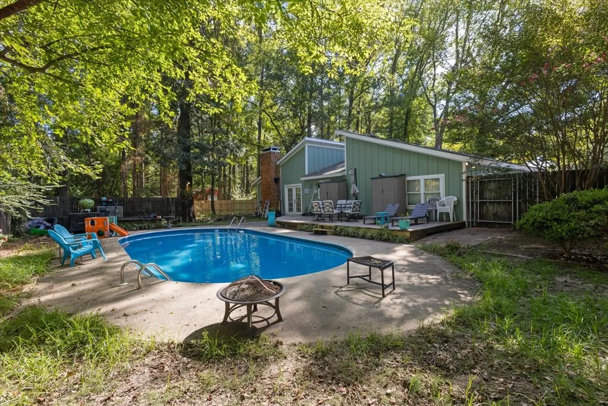 Single Family Residence For Sale in Smith County , 300 Synterra, Lindale, Texas 75771, 4 Bedroom, 3 Bathroom, Garage spaces, 2,077 Sqft, built in 1978, mls#21389602, Real Estate Agent in Lindale, Homes For Sale in Smith county, Homes For Sale in Lindale, Realtor in Lindale Texas, Real Estate Brokerage Independent Realty Texas, Luminita Cordes Realtor