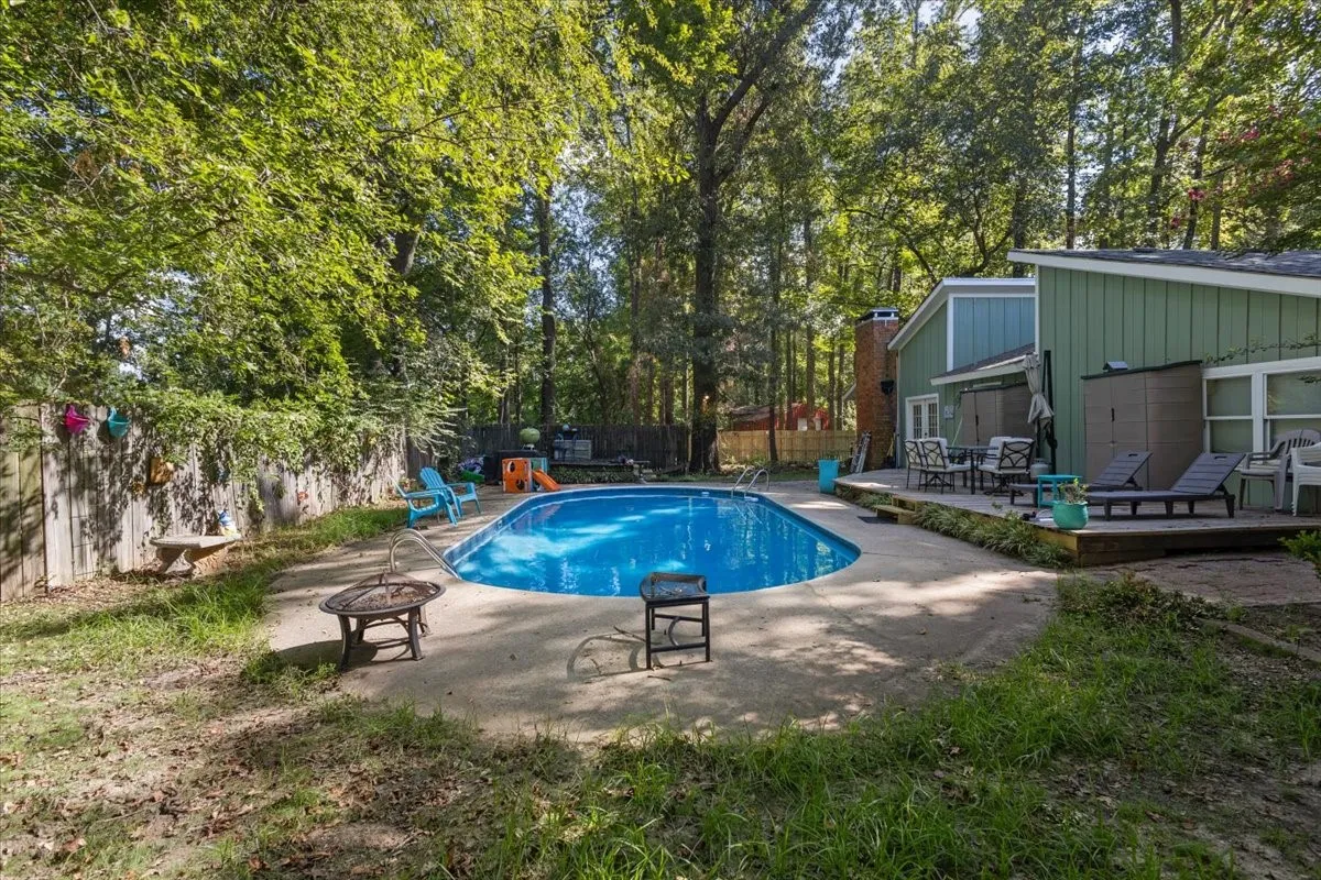 Single Family Residence For Sale in Smith County , 300 Synterra, Lindale, Texas 75771, 4 Bedroom, 3 Bathroom, Garage spaces, 2,077 Sqft, built in 1978, mls#21389602, Real Estate Agent in Lindale, Homes For Sale in Smith county, Homes For Sale in Lindale, Realtor in Lindale Texas, Real Estate Brokerage Independent Realty Texas, Luminita Cordes Realtor