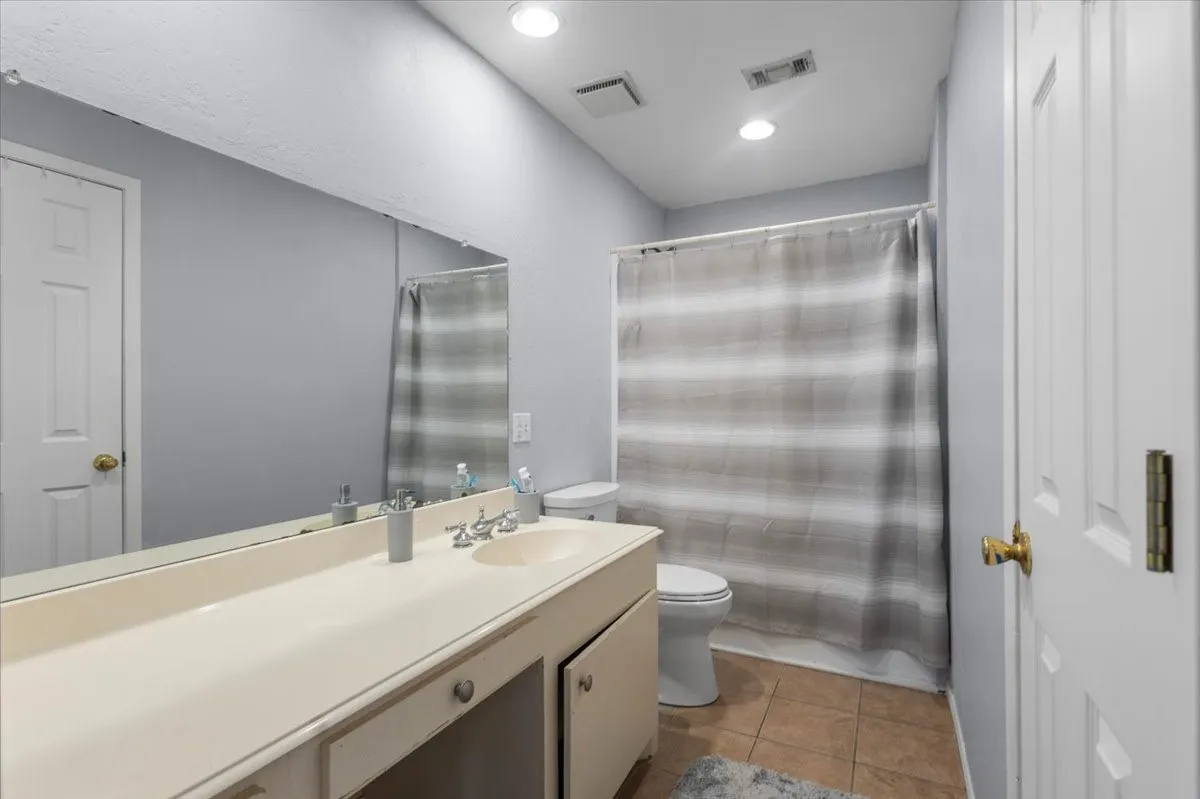 Single Family Residence For Sale in Smith County , 300 Synterra, Lindale, Texas 75771, 4 Bedroom, 3 Bathroom, Garage spaces, 2,077 Sqft, built in 1978, mls#21389602, Real Estate Agent in Lindale, Homes For Sale in Smith county, Homes For Sale in Lindale, Realtor in Lindale Texas, Real Estate Brokerage Independent Realty Texas, Luminita Cordes Realtor