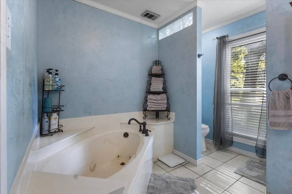 Single Family Residence For Sale in Smith County , 300 Synterra, Lindale, Texas 75771, 4 Bedroom, 3 Bathroom, Garage spaces, 2,077 Sqft, built in 1978, mls#21389602, Real Estate Agent in Lindale, Homes For Sale in Smith county, Homes For Sale in Lindale, Realtor in Lindale Texas, Real Estate Brokerage Independent Realty Texas, Luminita Cordes Realtor