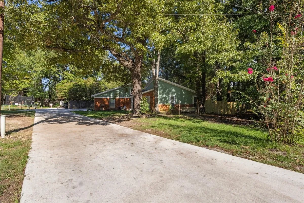 Single Family Residence For Sale in Smith County , 300 Synterra, Lindale, Texas 75771, 4 Bedroom, 3 Bathroom, Garage spaces, 2,077 Sqft, built in 1978, mls#21389602, Real Estate Agent in Lindale, Homes For Sale in Smith county, Homes For Sale in Lindale, Realtor in Lindale Texas, Real Estate Brokerage Independent Realty Texas, Luminita Cordes Realtor