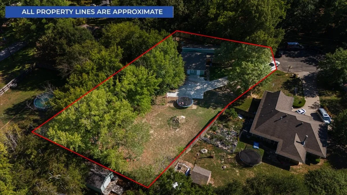 Single Family Residence For Sale in Smith County , 300 Synterra, Lindale, Texas 75771, 4 Bedroom, 3 Bathroom, Garage spaces, 2,077 Sqft, built in 1978, mls#21389602, Real Estate Agent in Lindale, Homes For Sale in Smith county, Homes For Sale in Lindale, Realtor in Lindale Texas, Real Estate Brokerage Independent Realty Texas, Luminita Cordes Realtor