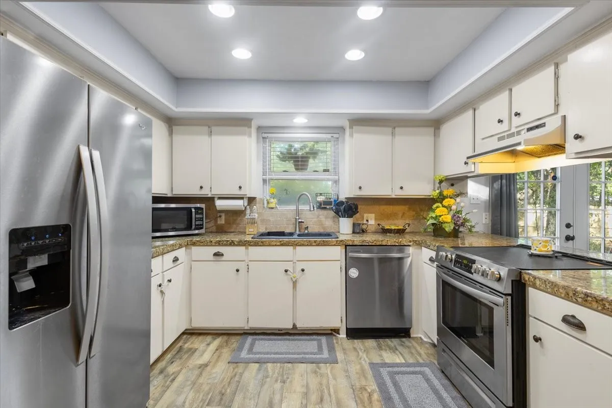 Single Family Residence For Sale in Smith County , 300 Synterra, Lindale, Texas 75771, 4 Bedroom, 3 Bathroom, Garage spaces, 2,077 Sqft, built in 1978, mls#21389602, Real Estate Agent in Lindale, Homes For Sale in Smith county, Homes For Sale in Lindale, Realtor in Lindale Texas, Real Estate Brokerage Independent Realty Texas, Luminita Cordes Realtor