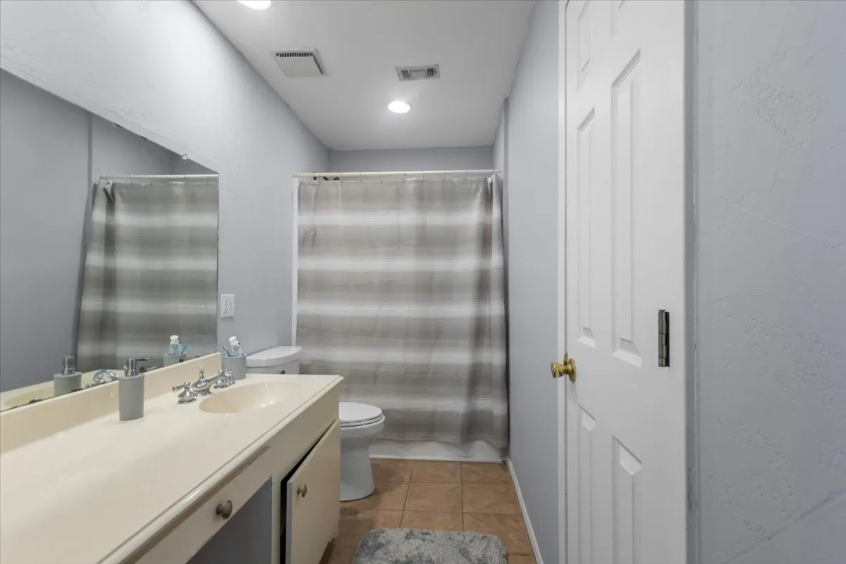 Single Family Residence For Sale in Smith County , 300 Synterra, Lindale, Texas 75771, 4 Bedroom, 3 Bathroom, Garage spaces, 2,077 Sqft, built in 1978, mls#21389602, Real Estate Agent in Lindale, Homes For Sale in Smith county, Homes For Sale in Lindale, Realtor in Lindale Texas, Real Estate Brokerage Independent Realty Texas, Luminita Cordes Realtor