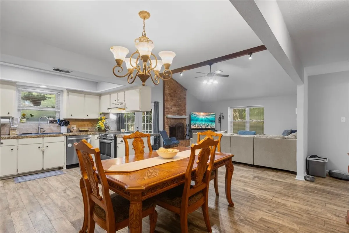 Single Family Residence For Sale in Smith County , 300 Synterra, Lindale, Texas 75771, 4 Bedroom, 3 Bathroom, Garage spaces, 2,077 Sqft, built in 1978, mls#21389602, Real Estate Agent in Lindale, Homes For Sale in Smith county, Homes For Sale in Lindale, Realtor in Lindale Texas, Real Estate Brokerage Independent Realty Texas, Luminita Cordes Realtor