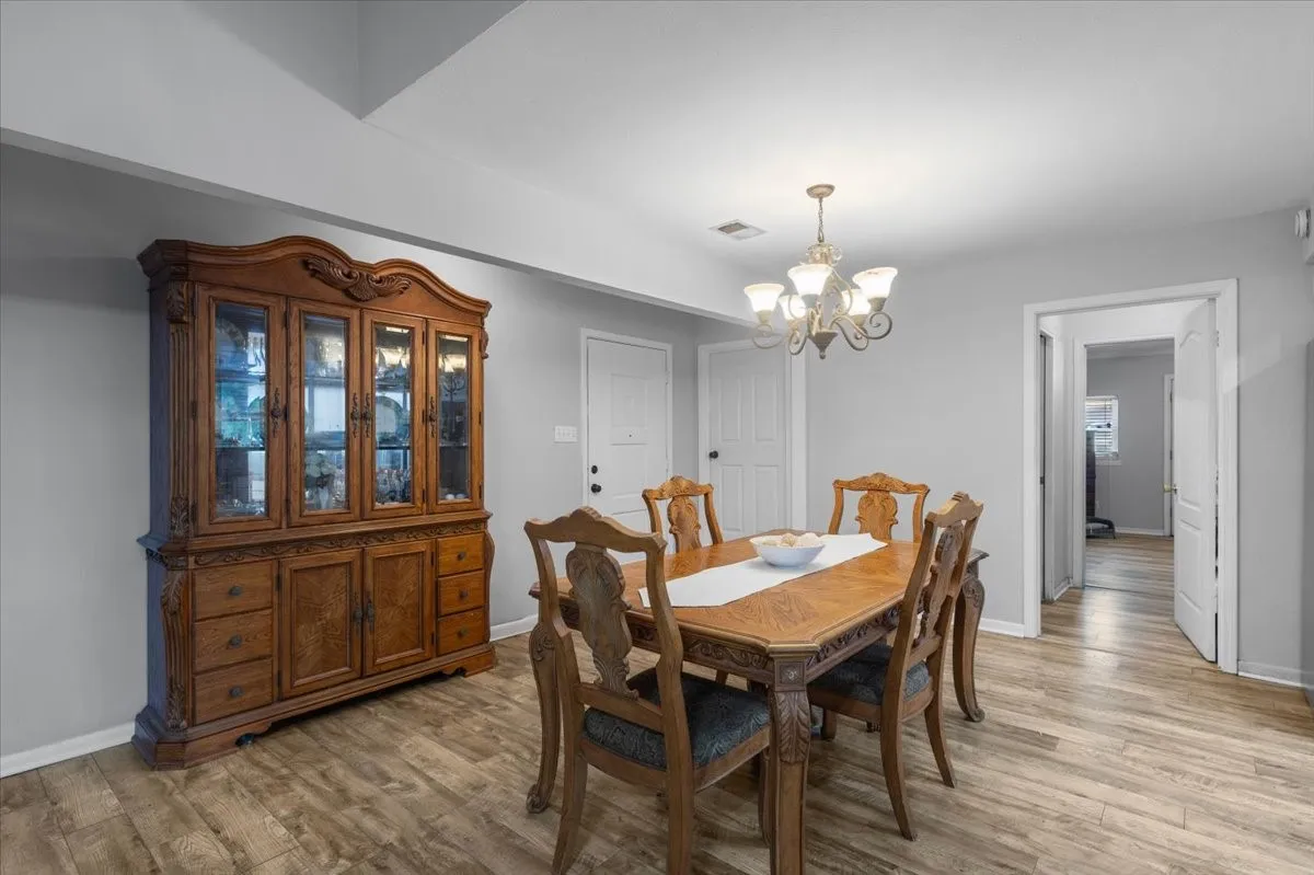 Single Family Residence For Sale in Smith County , 300 Synterra, Lindale, Texas 75771, 4 Bedroom, 3 Bathroom, Garage spaces, 2,077 Sqft, built in 1978, mls#21389602, Real Estate Agent in Lindale, Homes For Sale in Smith county, Homes For Sale in Lindale, Realtor in Lindale Texas, Real Estate Brokerage Independent Realty Texas, Luminita Cordes Realtor