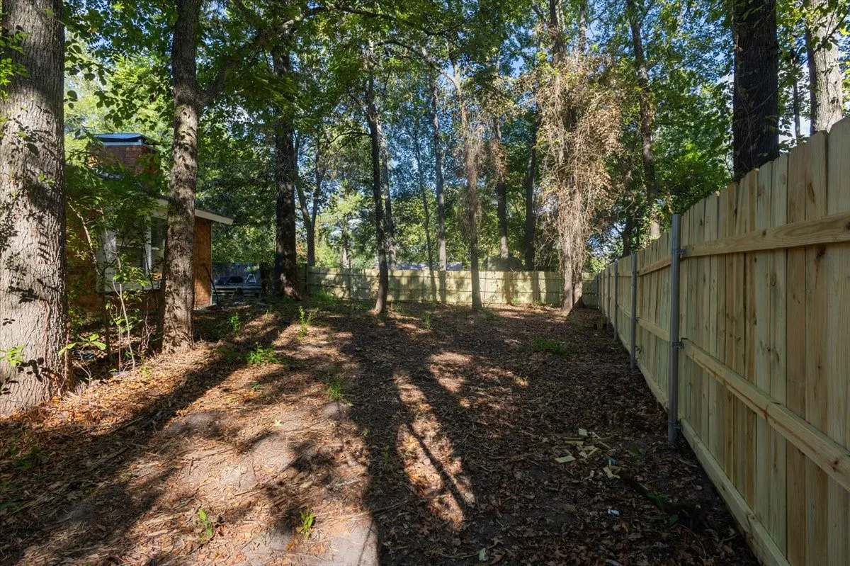 Single Family Residence For Sale in Smith County , 300 Synterra, Lindale, Texas 75771, 4 Bedroom, 3 Bathroom, Garage spaces, 2,077 Sqft, built in 1978, mls#21389602, Real Estate Agent in Lindale, Homes For Sale in Smith county, Homes For Sale in Lindale, Realtor in Lindale Texas, Real Estate Brokerage Independent Realty Texas, Luminita Cordes Realtor