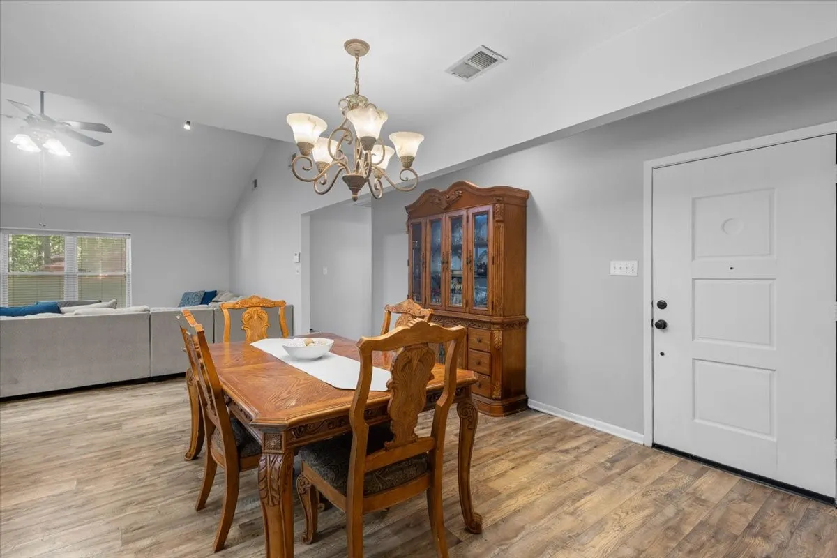 Single Family Residence For Sale in Smith County , 300 Synterra, Lindale, Texas 75771, 4 Bedroom, 3 Bathroom, Garage spaces, 2,077 Sqft, built in 1978, mls#21389602, Real Estate Agent in Lindale, Homes For Sale in Smith county, Homes For Sale in Lindale, Realtor in Lindale Texas, Real Estate Brokerage Independent Realty Texas, Luminita Cordes Realtor