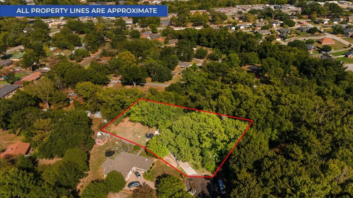 Single Family Residence For Sale in Smith County , 300 Synterra, Lindale, Texas 75771, 4 Bedroom, 3 Bathroom, Garage spaces, 2,077 Sqft, built in 1978, mls#21389602, Real Estate Agent in Lindale, Homes For Sale in Smith county, Homes For Sale in Lindale, Realtor in Lindale Texas, Real Estate Brokerage Independent Realty Texas, Luminita Cordes Realtor