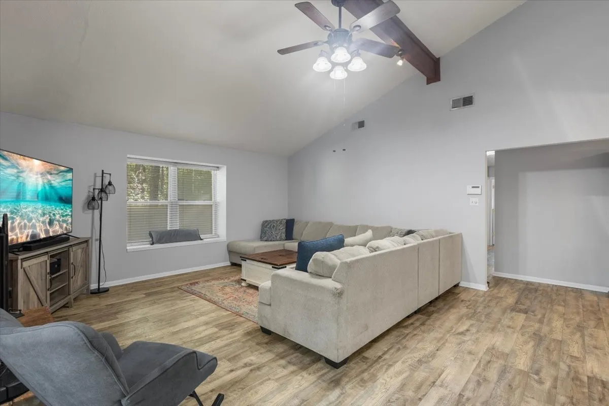 Single Family Residence For Sale in Smith County , 300 Synterra, Lindale, Texas 75771, 4 Bedroom, 3 Bathroom, Garage spaces, 2,077 Sqft, built in 1978, mls#21389602, Real Estate Agent in Lindale, Homes For Sale in Smith county, Homes For Sale in Lindale, Realtor in Lindale Texas, Real Estate Brokerage Independent Realty Texas, Luminita Cordes Realtor