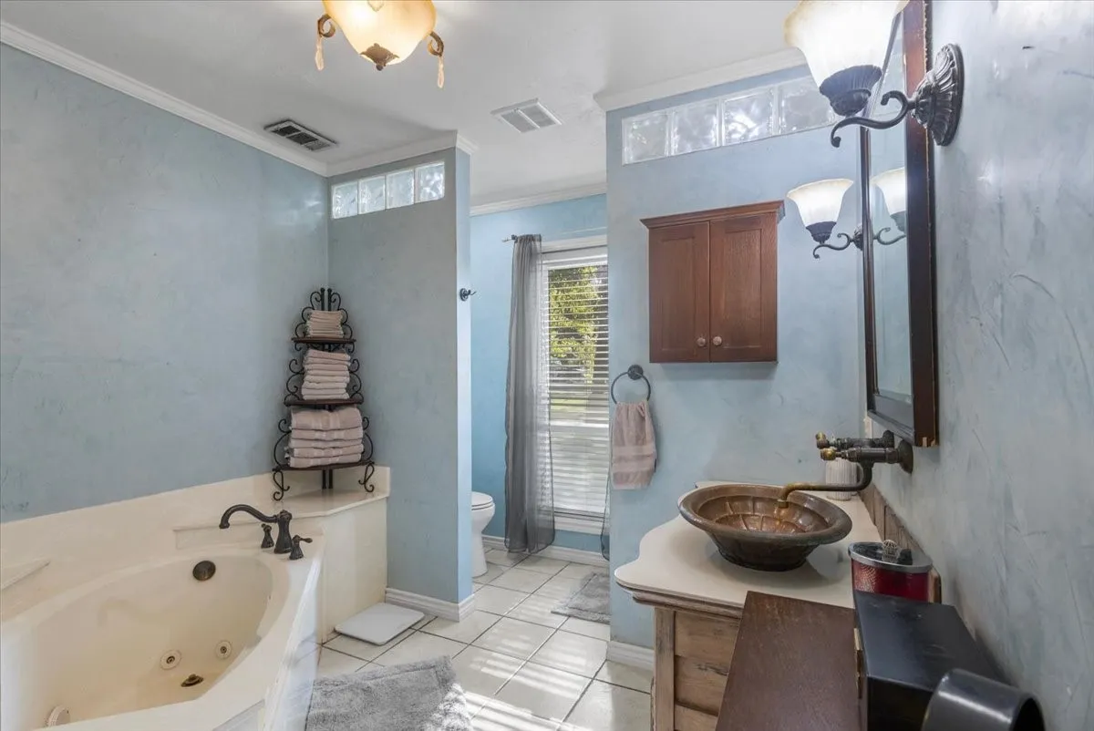 Single Family Residence For Sale in Smith County , 300 Synterra, Lindale, Texas 75771, 4 Bedroom, 3 Bathroom, Garage spaces, 2,077 Sqft, built in 1978, mls#21389602, Real Estate Agent in Lindale, Homes For Sale in Smith county, Homes For Sale in Lindale, Realtor in Lindale Texas, Real Estate Brokerage Independent Realty Texas, Luminita Cordes Realtor