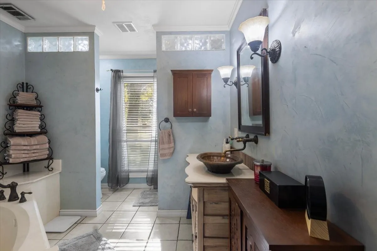 Single Family Residence For Sale in Smith County , 300 Synterra, Lindale, Texas 75771, 4 Bedroom, 3 Bathroom, Garage spaces, 2,077 Sqft, built in 1978, mls#21389602, Real Estate Agent in Lindale, Homes For Sale in Smith county, Homes For Sale in Lindale, Realtor in Lindale Texas, Real Estate Brokerage Independent Realty Texas, Luminita Cordes Realtor