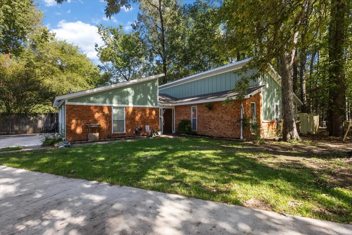 Single Family Residence For Sale in Smith County , 300 Synterra, Lindale, Texas 75771, 4 Bedroom, 3 Bathroom, Garage spaces, 2,077 Sqft, built in 1978, mls#21389602, Real Estate Agent in Lindale, Homes For Sale in Smith county, Homes For Sale in Lindale, Realtor in Lindale Texas, Real Estate Brokerage Independent Realty Texas, Luminita Cordes Realtor