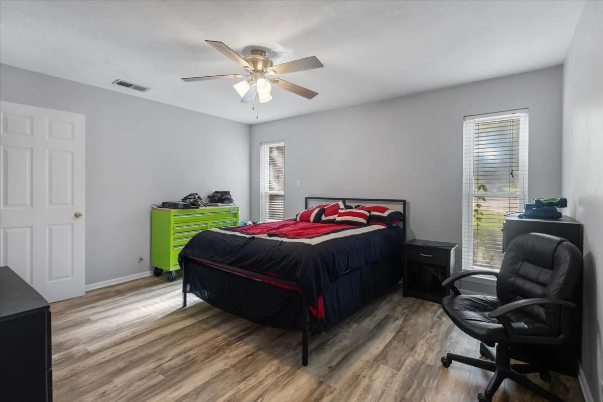 Single Family Residence For Sale in Smith County , 300 Synterra, Lindale, Texas 75771, 4 Bedroom, 3 Bathroom, Garage spaces, 2,077 Sqft, built in 1978, mls#21389602, Real Estate Agent in Lindale, Homes For Sale in Smith county, Homes For Sale in Lindale, Realtor in Lindale Texas, Real Estate Brokerage Independent Realty Texas, Luminita Cordes Realtor