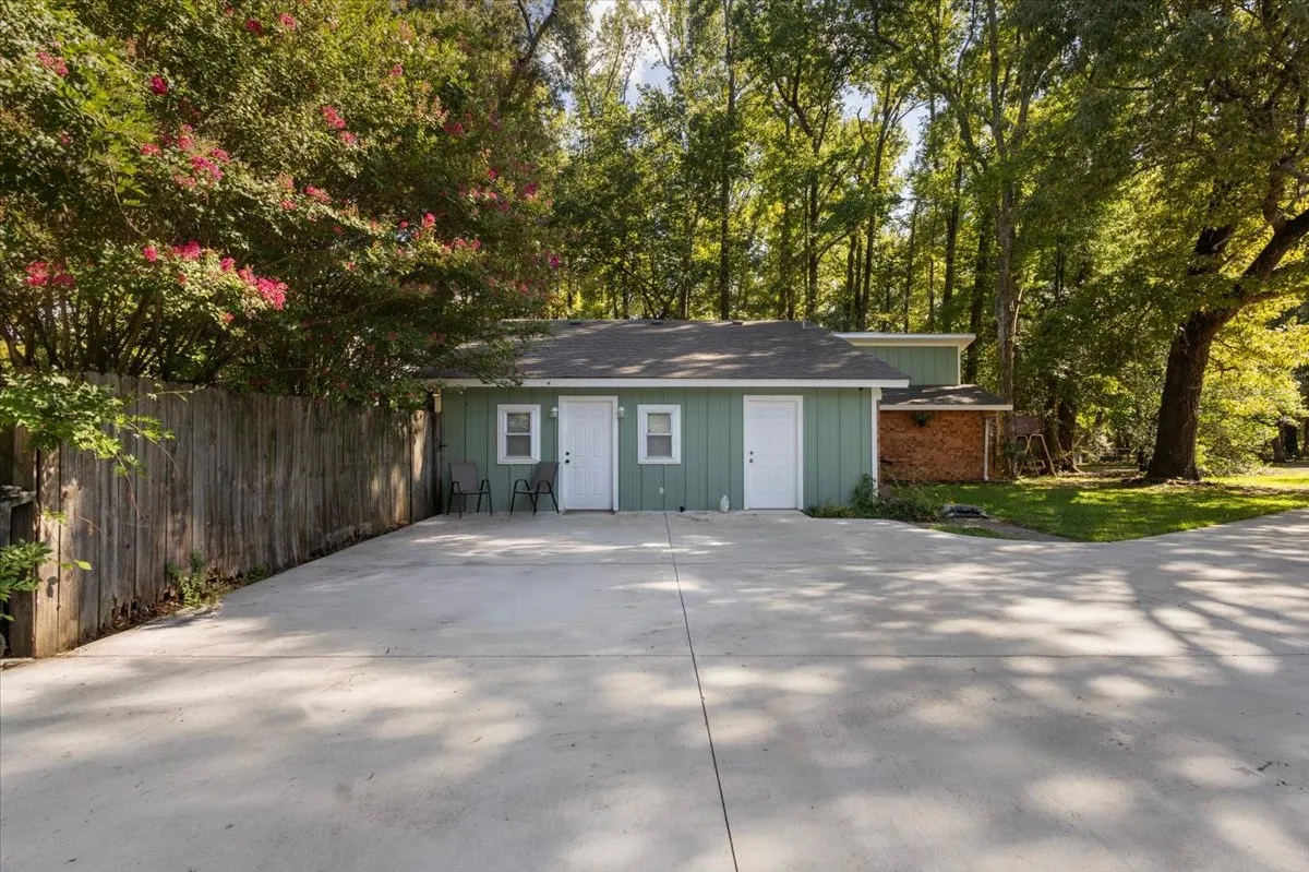 Single Family Residence For Sale in Smith County , 300 Synterra, Lindale, Texas 75771, 4 Bedroom, 3 Bathroom, Garage spaces, 2,077 Sqft, built in 1978, mls#21389602, Real Estate Agent in Lindale, Homes For Sale in Smith county, Homes For Sale in Lindale, Realtor in Lindale Texas, Real Estate Brokerage Independent Realty Texas, Luminita Cordes Realtor