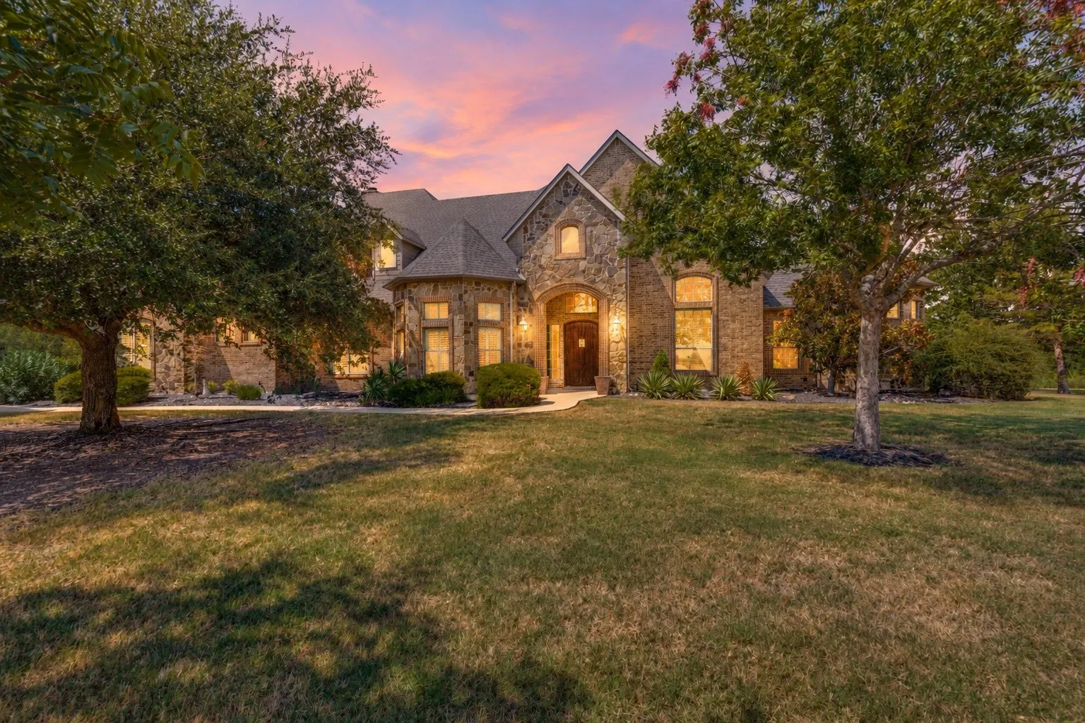 Single Family Residence For Sale in Rockwall County , 2 Dancing Waters, Mclendon Chisholm, Texas 75032, 5 Bedroom, 6 Bathroom, 5 Garage spaces, 4,209 Sqft, built in 2006, mls#21386927, Real Estate Agent in Mclendon Chisholm, Homes For Sale in Rockwall county, Homes For Sale in Mclendon Chisholm, Realtor in Mclendon Chisholm Texas, Real Estate Brokerage Independent Realty Texas, Luminita Cordes Realtor
