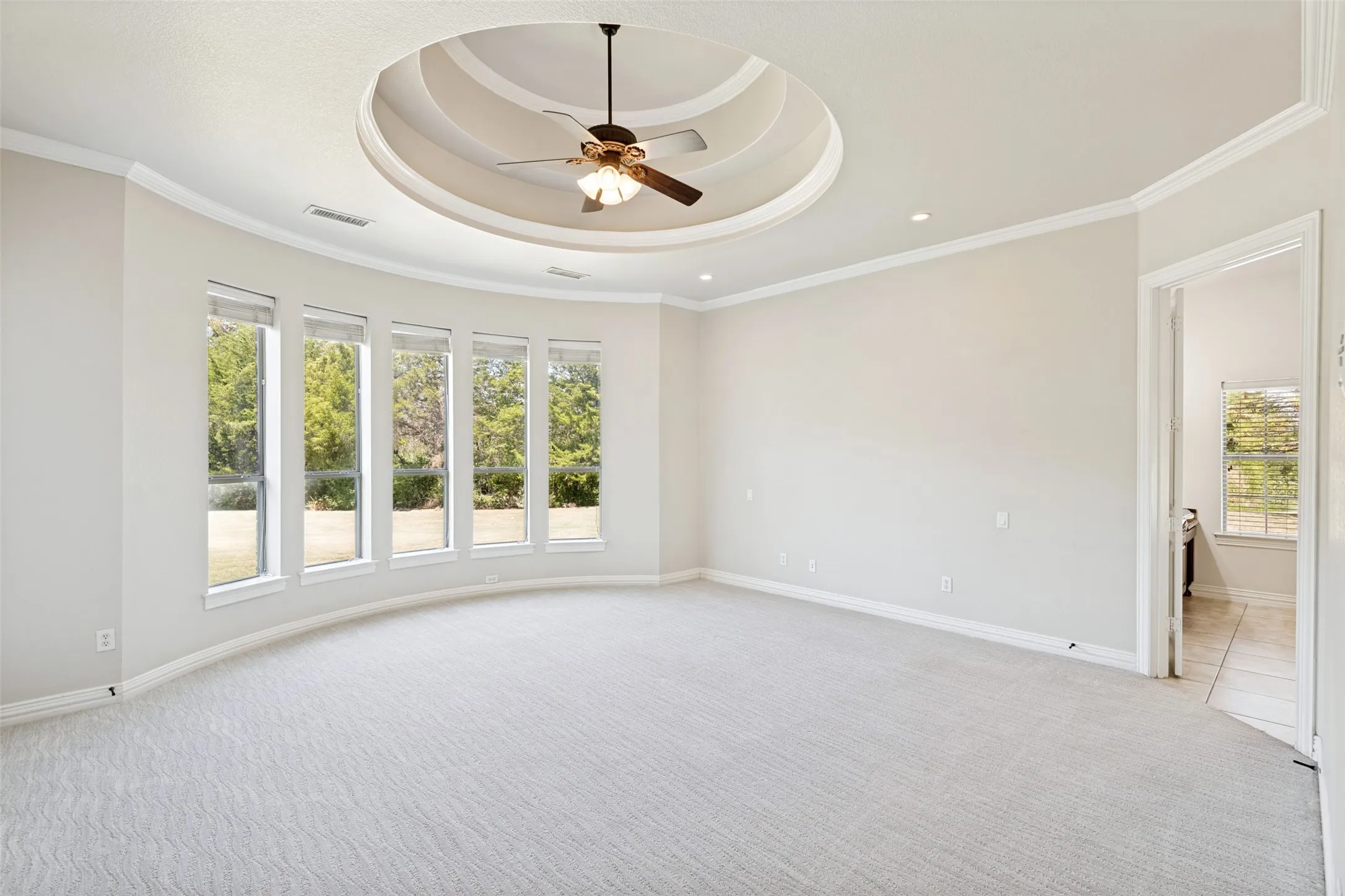 Recessed circular ceiling feature with a ceiling fan