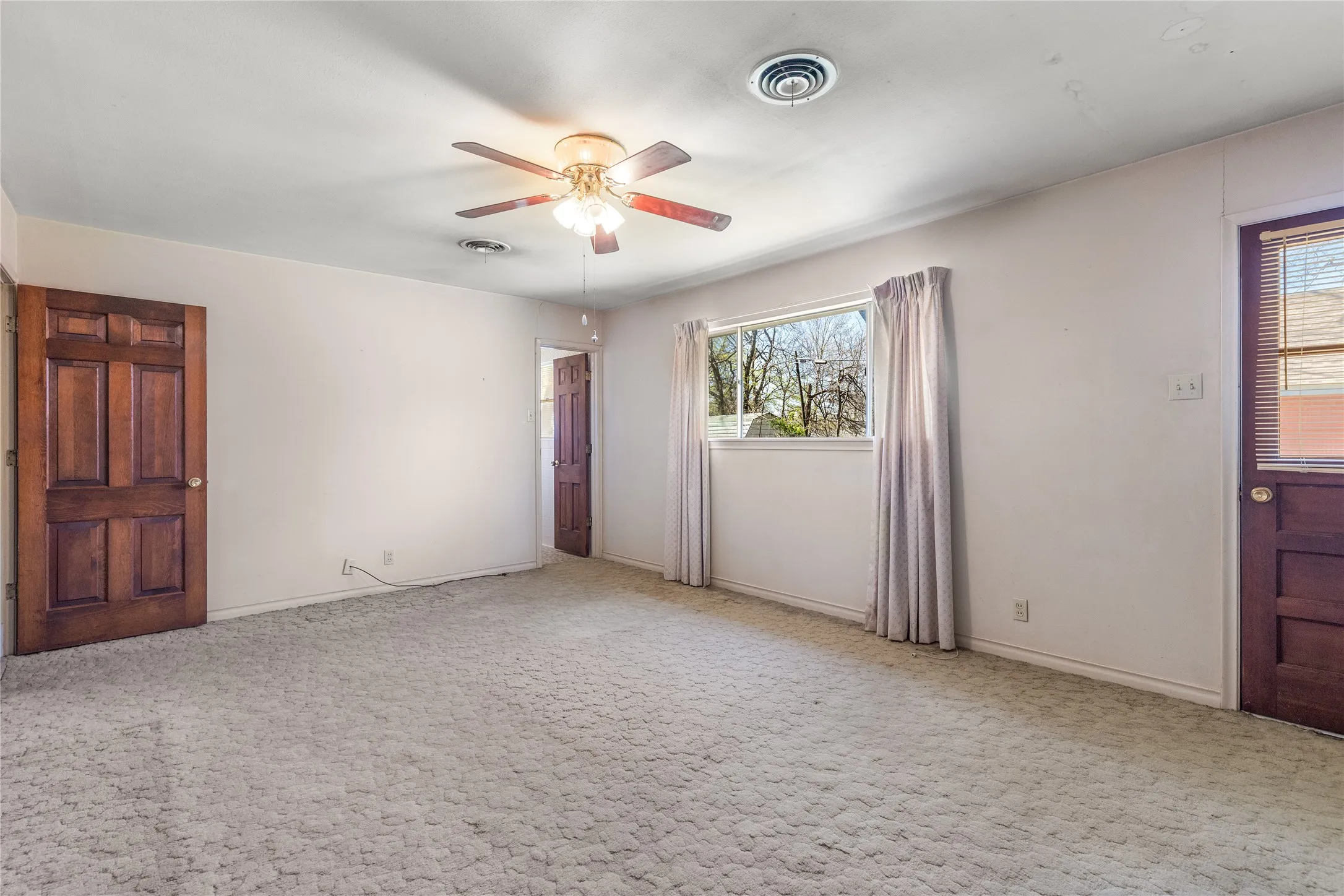 Single Family Residence For Sale in Grayson County , 220 N Holly, Sherman, Texas 75092, 5 Bedroom, 3 Bathroom, 3 Garage spaces, 3,750 Sqft, built in 1925, mls#21388590, Real Estate Agent in Sherman, Homes For Sale in Grayson county, Homes For Sale in Sherman, Realtor in Sherman Texas, Real Estate Brokerage Independent Realty Texas, Luminita Cordes Realtor