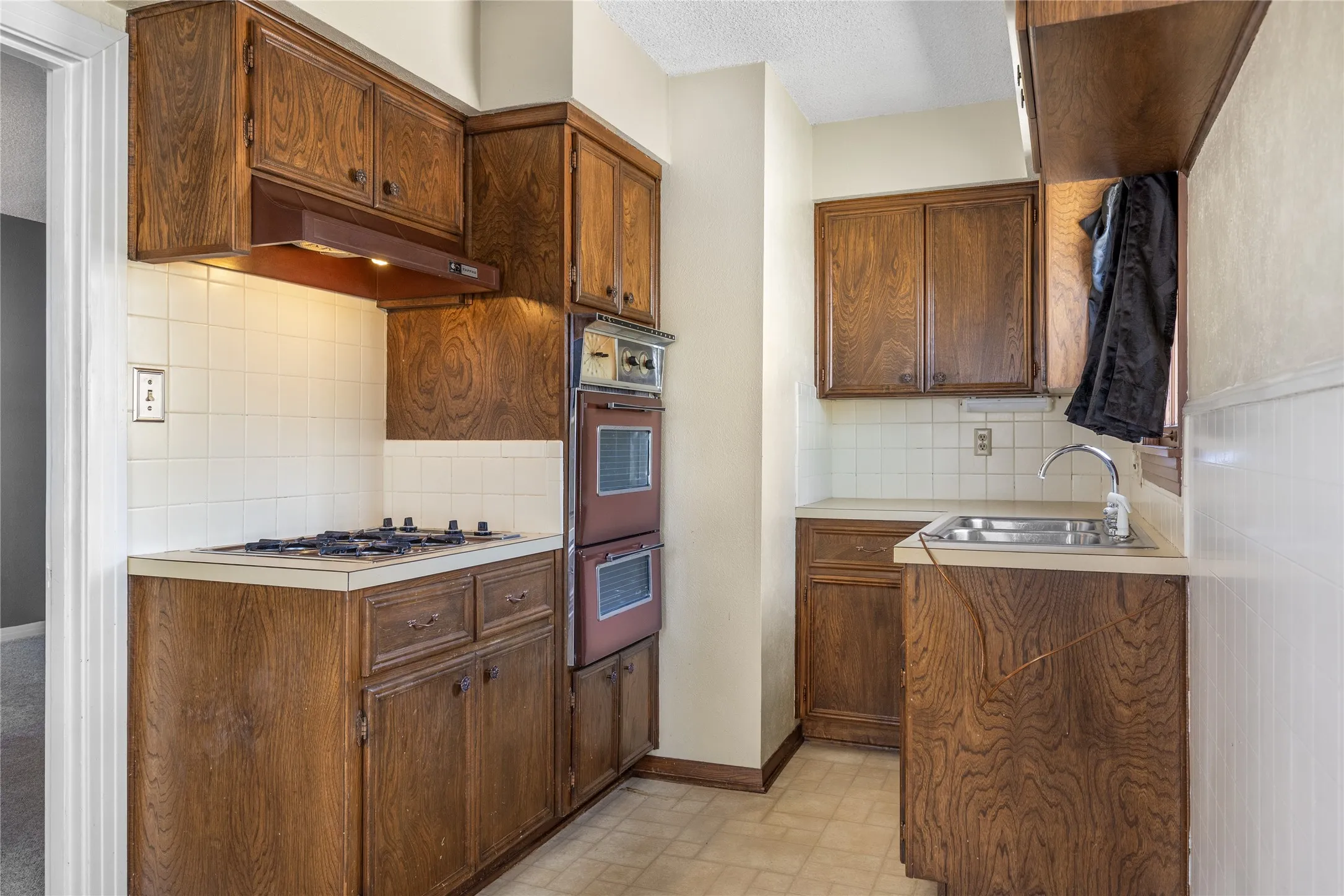 Single Family Residence For Sale in Grayson County , 220 N Holly, Sherman, Texas 75092, 5 Bedroom, 3 Bathroom, 3 Garage spaces, 3,750 Sqft, built in 1925, mls#21388590, Real Estate Agent in Sherman, Homes For Sale in Grayson county, Homes For Sale in Sherman, Realtor in Sherman Texas, Real Estate Brokerage Independent Realty Texas, Luminita Cordes Realtor