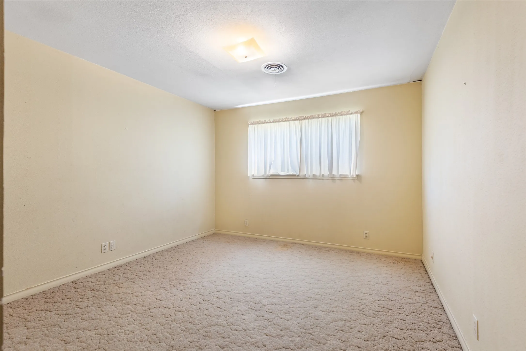 Single Family Residence For Sale in Grayson County , 220 N Holly, Sherman, Texas 75092, 5 Bedroom, 3 Bathroom, 3 Garage spaces, 3,750 Sqft, built in 1925, mls#21388590, Real Estate Agent in Sherman, Homes For Sale in Grayson county, Homes For Sale in Sherman, Realtor in Sherman Texas, Real Estate Brokerage Independent Realty Texas, Luminita Cordes Realtor
