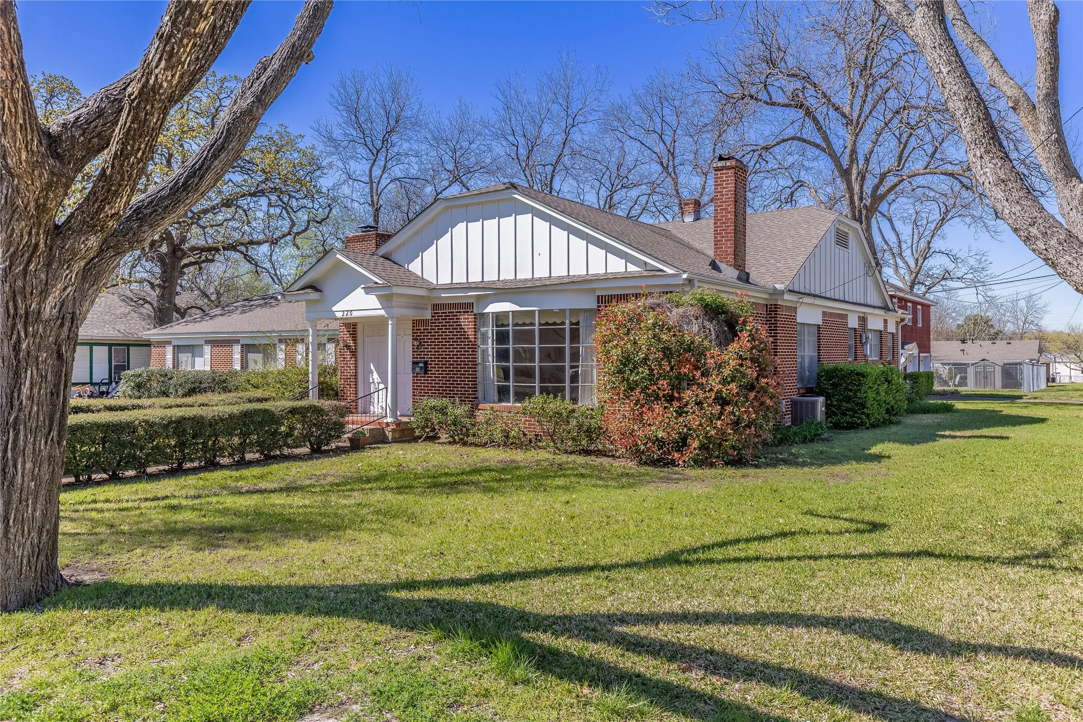 Single Family Residence For Sale in Grayson County , 220 N Holly, Sherman, Texas 75092, 5 Bedroom, 3 Bathroom, 3 Garage spaces, 3,750 Sqft, built in 1925, mls#21388590, Real Estate Agent in Sherman, Homes For Sale in Grayson county, Homes For Sale in Sherman, Realtor in Sherman Texas, Real Estate Brokerage Independent Realty Texas, Luminita Cordes Realtor