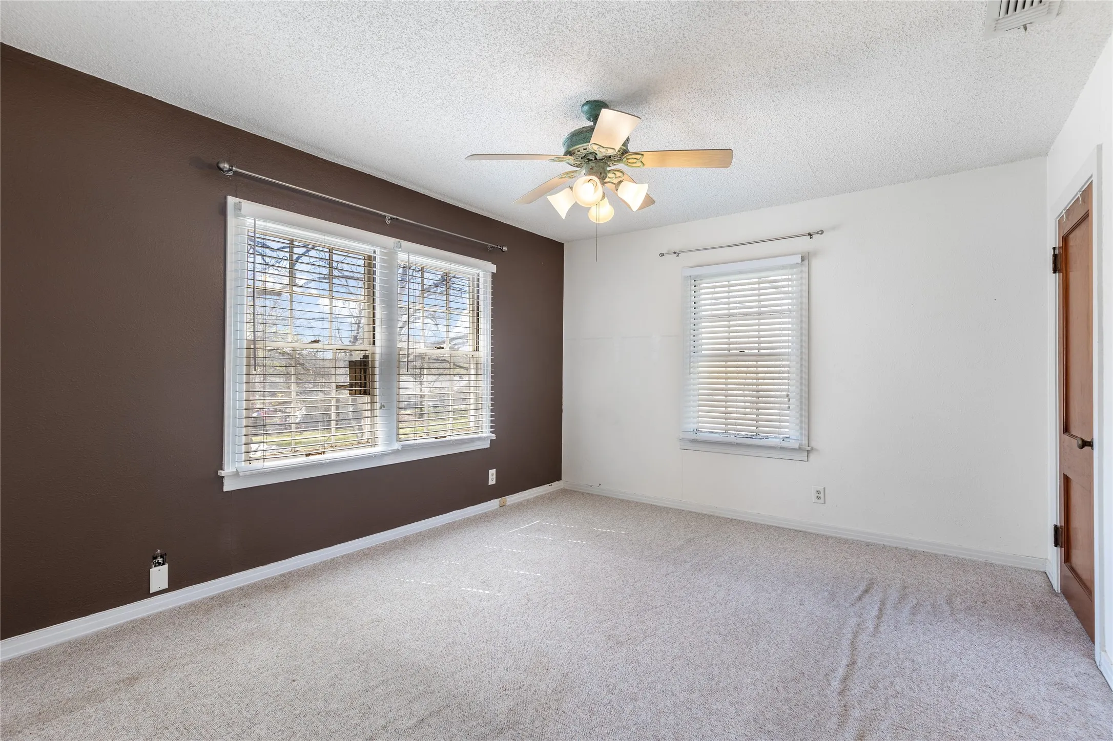 Single Family Residence For Sale in Grayson County , 220 N Holly, Sherman, Texas 75092, 5 Bedroom, 3 Bathroom, 3 Garage spaces, 3,750 Sqft, built in 1925, mls#21388590, Real Estate Agent in Sherman, Homes For Sale in Grayson county, Homes For Sale in Sherman, Realtor in Sherman Texas, Real Estate Brokerage Independent Realty Texas, Luminita Cordes Realtor