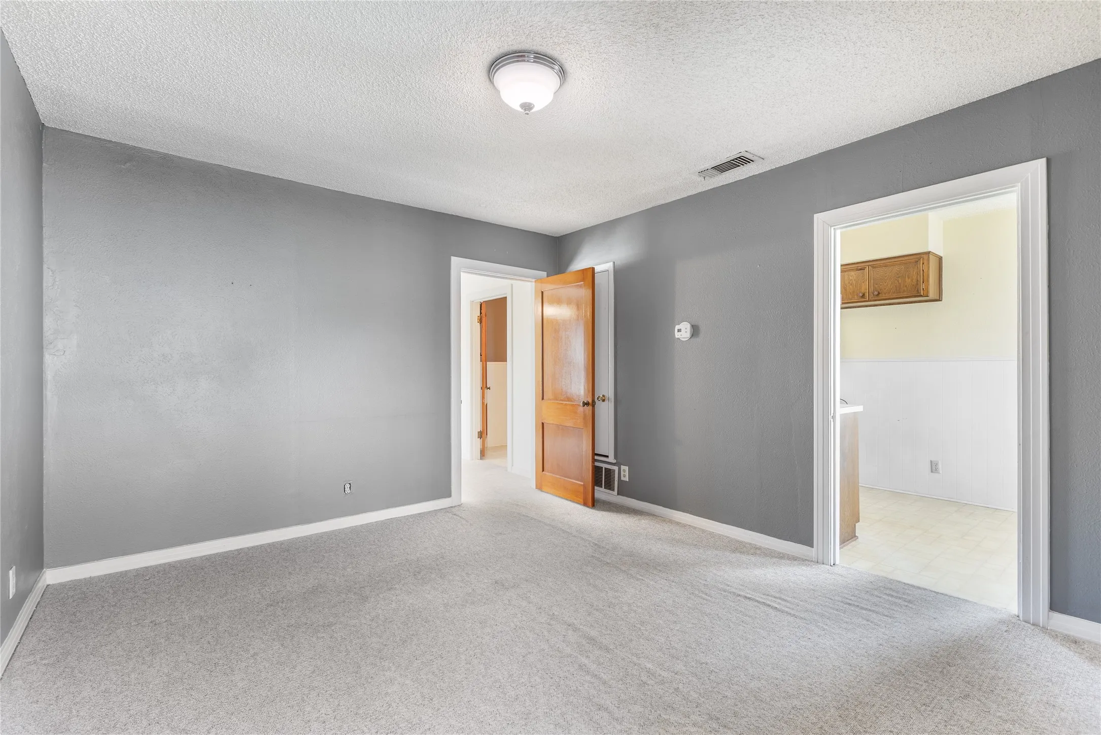 Single Family Residence For Sale in Grayson County , 220 N Holly, Sherman, Texas 75092, 5 Bedroom, 3 Bathroom, 3 Garage spaces, 3,750 Sqft, built in 1925, mls#21388590, Real Estate Agent in Sherman, Homes For Sale in Grayson county, Homes For Sale in Sherman, Realtor in Sherman Texas, Real Estate Brokerage Independent Realty Texas, Luminita Cordes Realtor