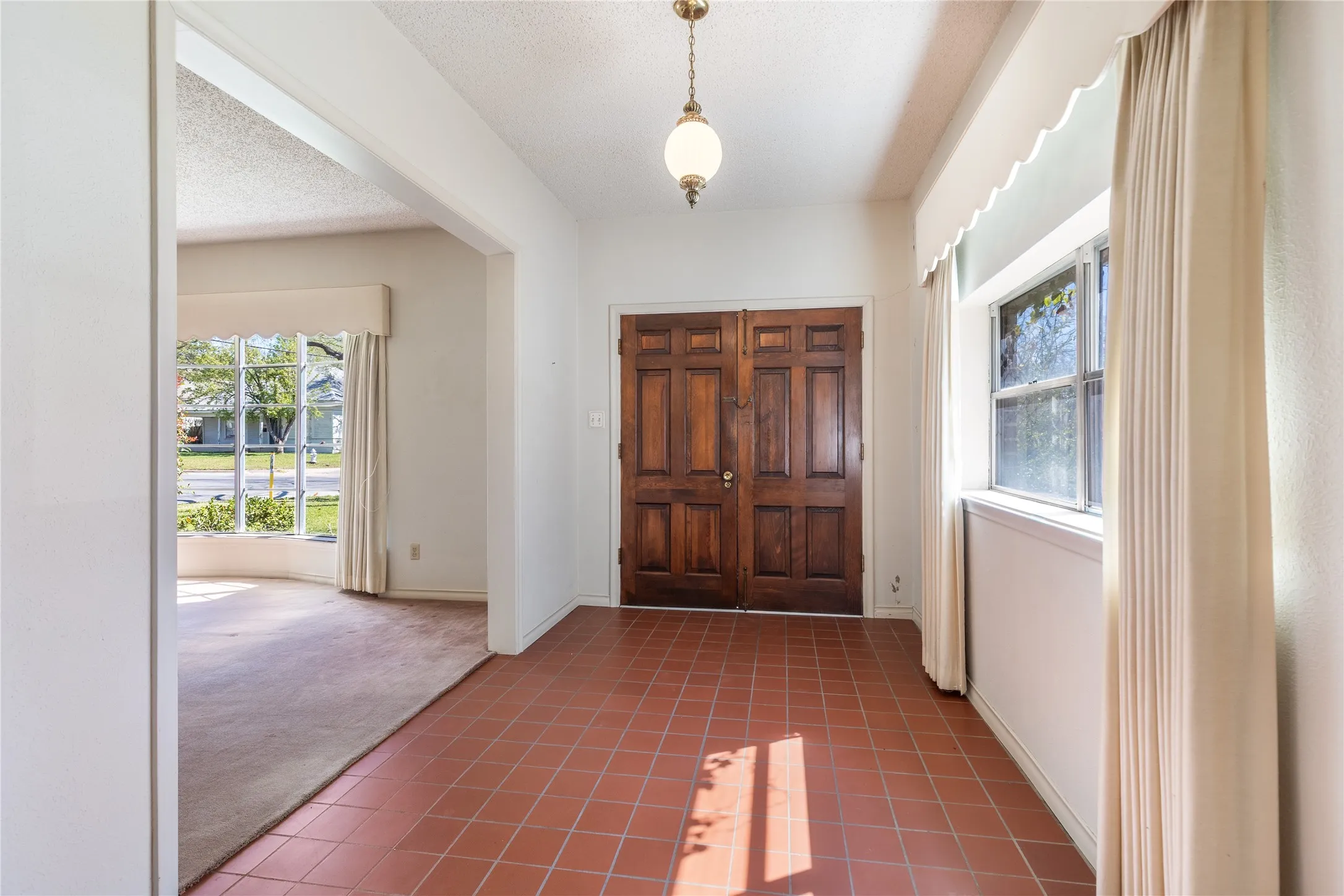 Single Family Residence For Sale in Grayson County , 220 N Holly, Sherman, Texas 75092, 5 Bedroom, 3 Bathroom, 3 Garage spaces, 3,750 Sqft, built in 1925, mls#21388590, Real Estate Agent in Sherman, Homes For Sale in Grayson county, Homes For Sale in Sherman, Realtor in Sherman Texas, Real Estate Brokerage Independent Realty Texas, Luminita Cordes Realtor