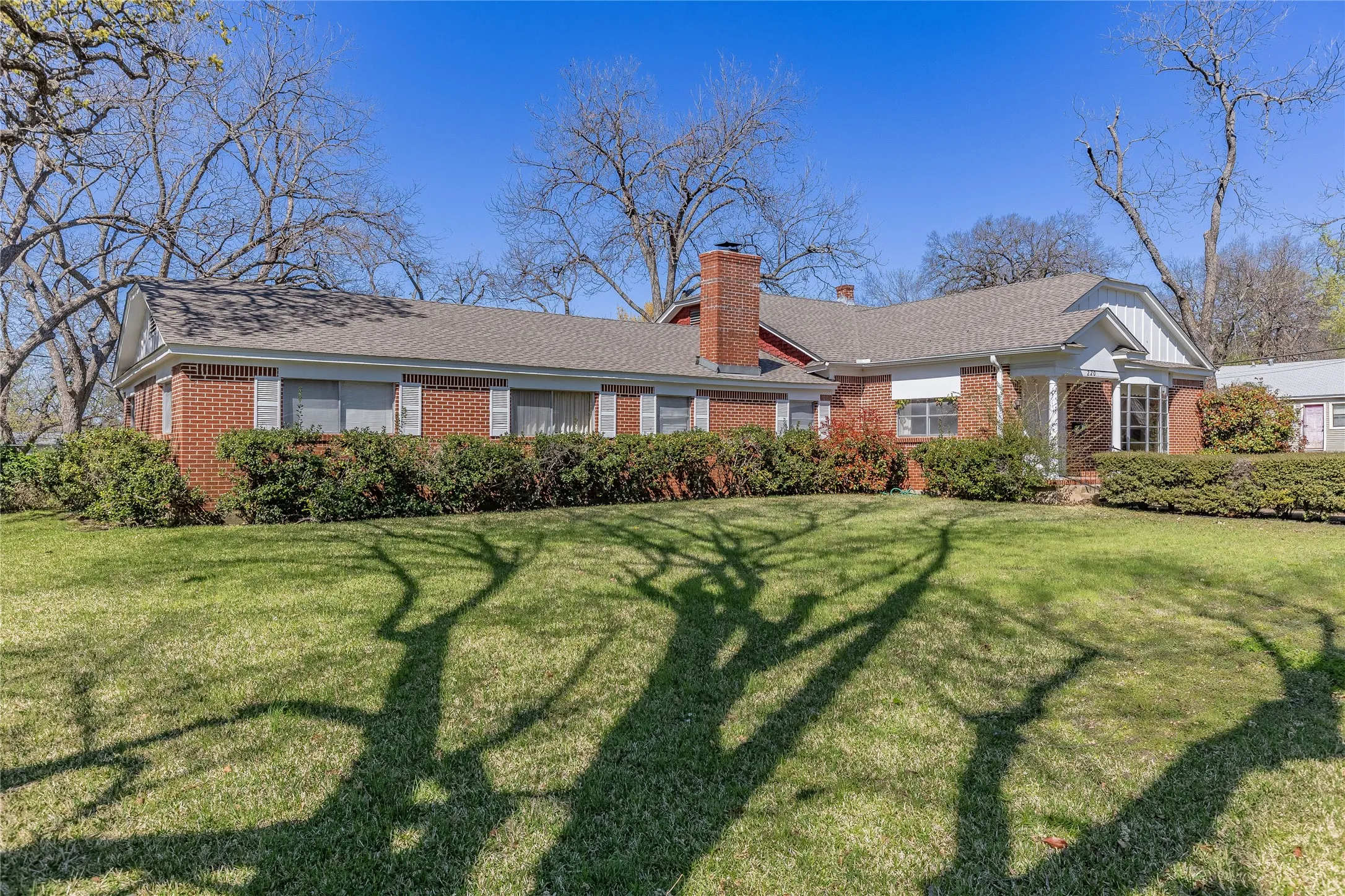 Single Family Residence For Sale in Grayson County , 220 N Holly, Sherman, Texas 75092, 5 Bedroom, 3 Bathroom, 3 Garage spaces, 3,750 Sqft, built in 1925, mls#21388590, Real Estate Agent in Sherman, Homes For Sale in Grayson county, Homes For Sale in Sherman, Realtor in Sherman Texas, Real Estate Brokerage Independent Realty Texas, Luminita Cordes Realtor