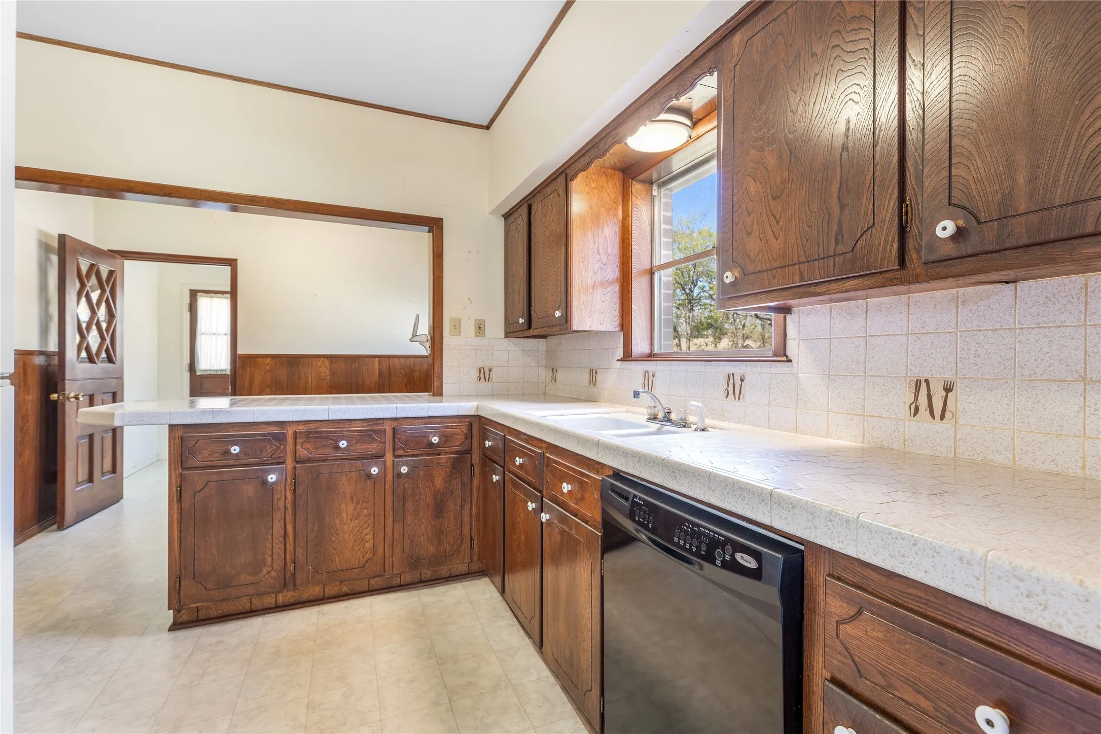 Single Family Residence For Sale in Grayson County , 220 N Holly, Sherman, Texas 75092, 5 Bedroom, 3 Bathroom, 3 Garage spaces, 3,750 Sqft, built in 1925, mls#21388590, Real Estate Agent in Sherman, Homes For Sale in Grayson county, Homes For Sale in Sherman, Realtor in Sherman Texas, Real Estate Brokerage Independent Realty Texas, Luminita Cordes Realtor