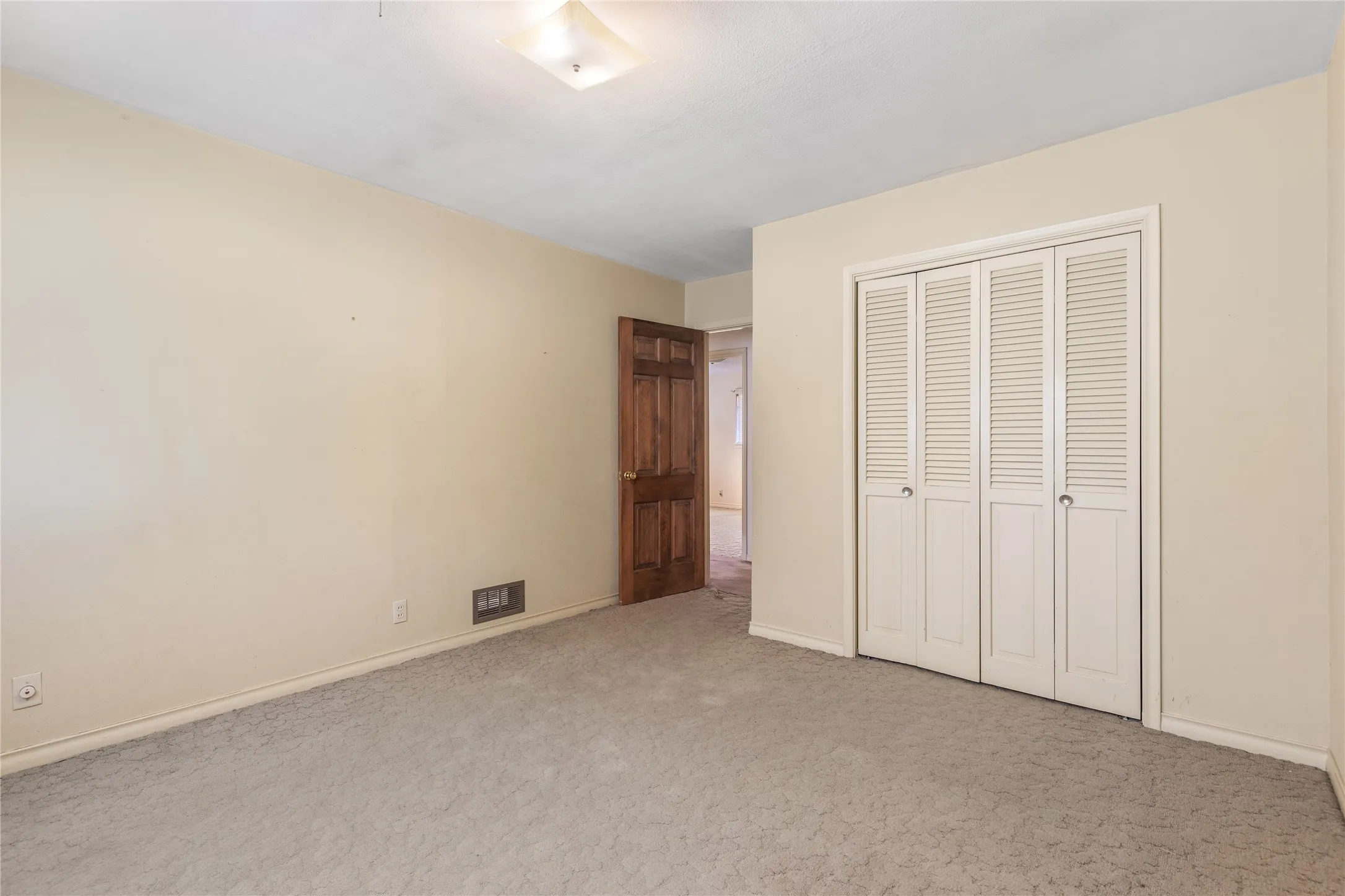 Single Family Residence For Sale in Grayson County , 220 N Holly, Sherman, Texas 75092, 5 Bedroom, 3 Bathroom, 3 Garage spaces, 3,750 Sqft, built in 1925, mls#21388590, Real Estate Agent in Sherman, Homes For Sale in Grayson county, Homes For Sale in Sherman, Realtor in Sherman Texas, Real Estate Brokerage Independent Realty Texas, Luminita Cordes Realtor