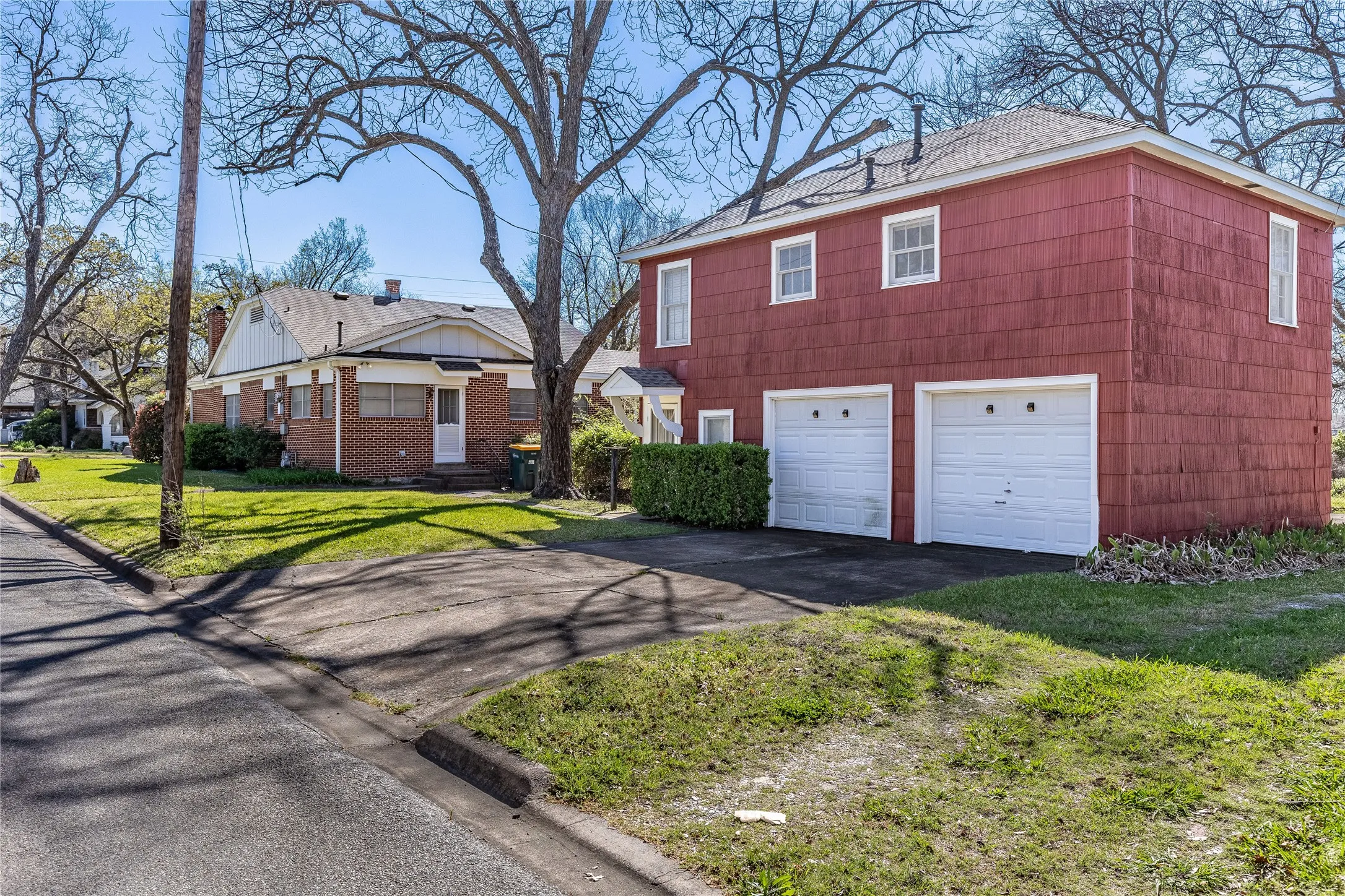 Single Family Residence For Sale in Grayson County , 220 N Holly, Sherman, Texas 75092, 5 Bedroom, 3 Bathroom, 3 Garage spaces, 3,750 Sqft, built in 1925, mls#21388590, Real Estate Agent in Sherman, Homes For Sale in Grayson county, Homes For Sale in Sherman, Realtor in Sherman Texas, Real Estate Brokerage Independent Realty Texas, Luminita Cordes Realtor