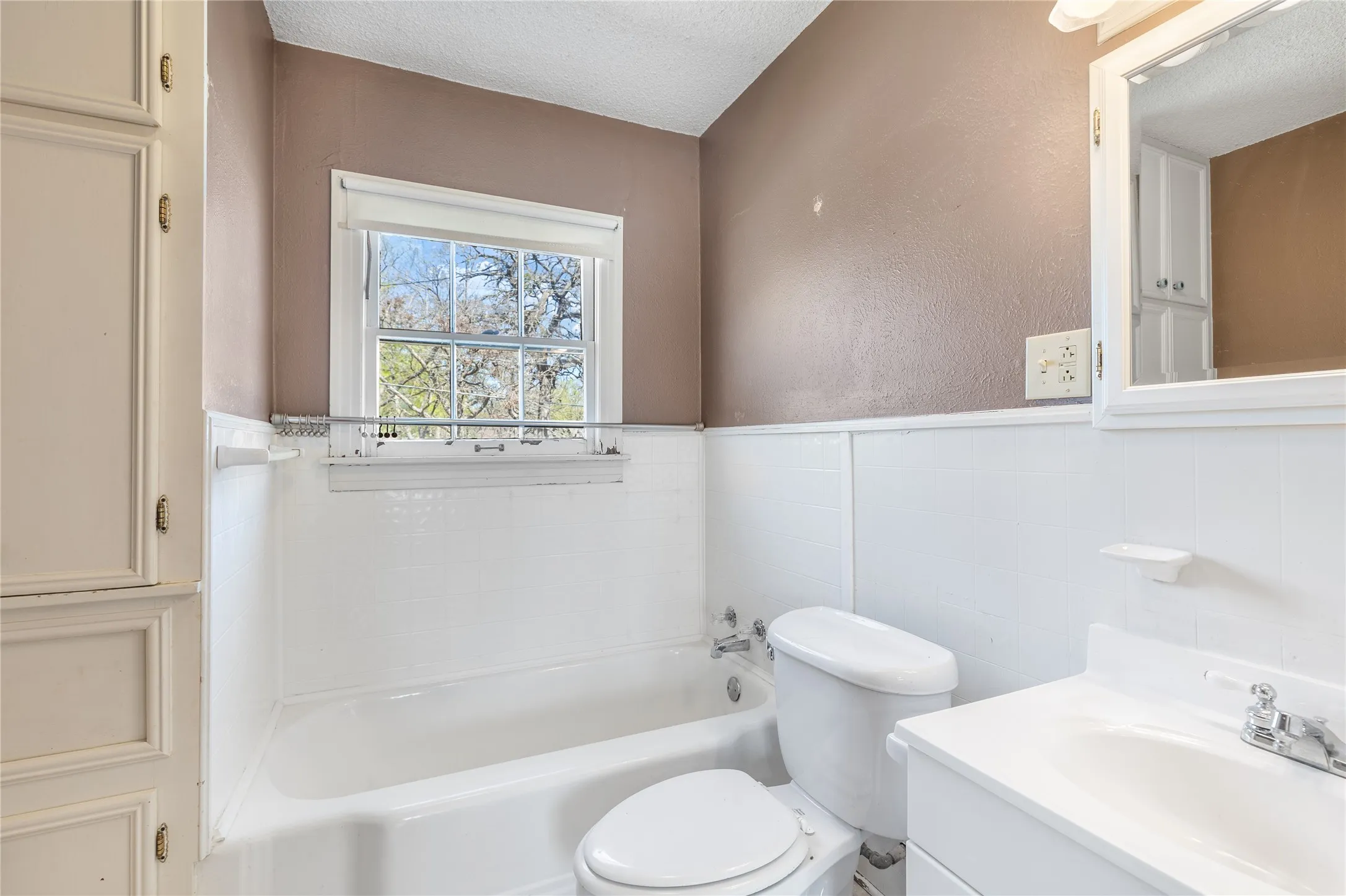 Single Family Residence For Sale in Grayson County , 220 N Holly, Sherman, Texas 75092, 5 Bedroom, 3 Bathroom, 3 Garage spaces, 3,750 Sqft, built in 1925, mls#21388590, Real Estate Agent in Sherman, Homes For Sale in Grayson county, Homes For Sale in Sherman, Realtor in Sherman Texas, Real Estate Brokerage Independent Realty Texas, Luminita Cordes Realtor