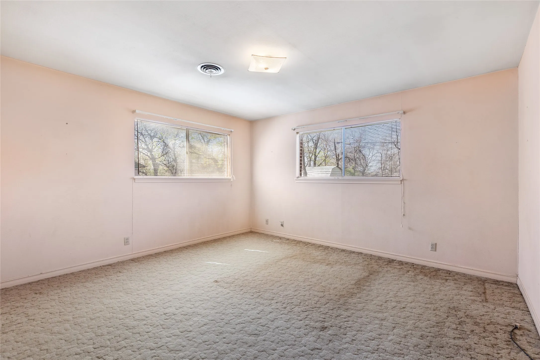 Single Family Residence For Sale in Grayson County , 220 N Holly, Sherman, Texas 75092, 5 Bedroom, 3 Bathroom, 3 Garage spaces, 3,750 Sqft, built in 1925, mls#21388590, Real Estate Agent in Sherman, Homes For Sale in Grayson county, Homes For Sale in Sherman, Realtor in Sherman Texas, Real Estate Brokerage Independent Realty Texas, Luminita Cordes Realtor