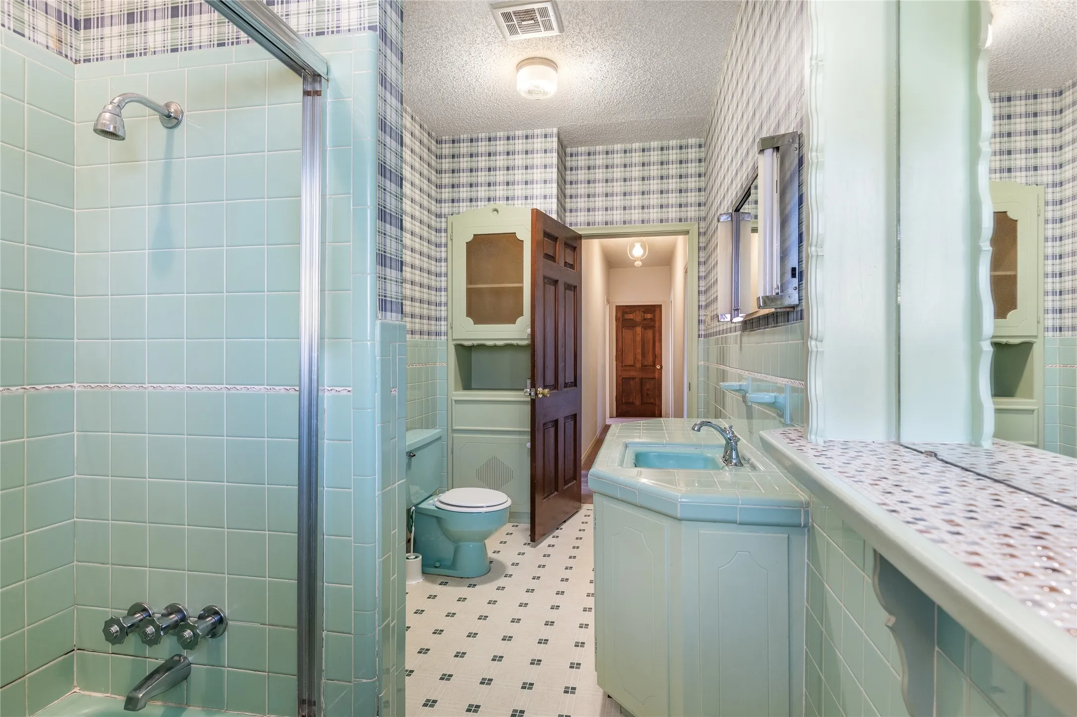Single Family Residence For Sale in Grayson County , 220 N Holly, Sherman, Texas 75092, 5 Bedroom, 3 Bathroom, 3 Garage spaces, 3,750 Sqft, built in 1925, mls#21388590, Real Estate Agent in Sherman, Homes For Sale in Grayson county, Homes For Sale in Sherman, Realtor in Sherman Texas, Real Estate Brokerage Independent Realty Texas, Luminita Cordes Realtor
