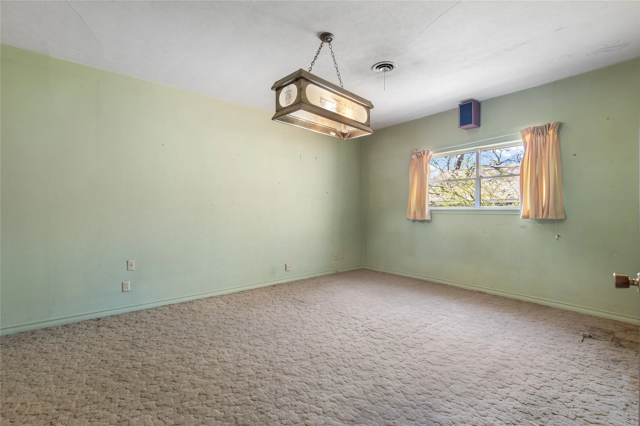 Single Family Residence For Sale in Grayson County , 220 N Holly, Sherman, Texas 75092, 5 Bedroom, 3 Bathroom, 3 Garage spaces, 3,750 Sqft, built in 1925, mls#21388590, Real Estate Agent in Sherman, Homes For Sale in Grayson county, Homes For Sale in Sherman, Realtor in Sherman Texas, Real Estate Brokerage Independent Realty Texas, Luminita Cordes Realtor