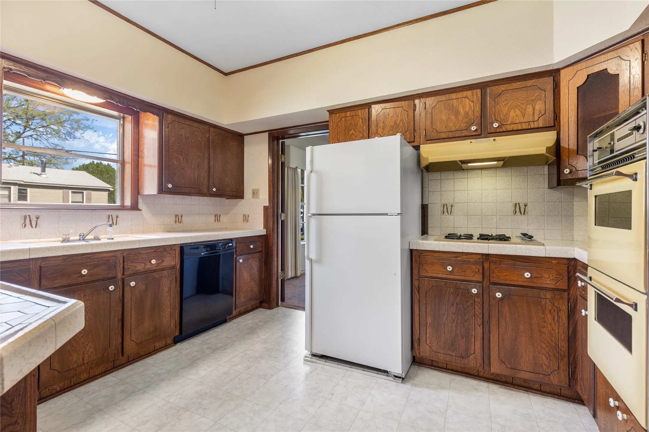 Single Family Residence For Sale in Grayson County , 220 N Holly, Sherman, Texas 75092, 5 Bedroom, 3 Bathroom, 3 Garage spaces, 3,750 Sqft, built in 1925, mls#21388590, Real Estate Agent in Sherman, Homes For Sale in Grayson county, Homes For Sale in Sherman, Realtor in Sherman Texas, Real Estate Brokerage Independent Realty Texas, Luminita Cordes Realtor