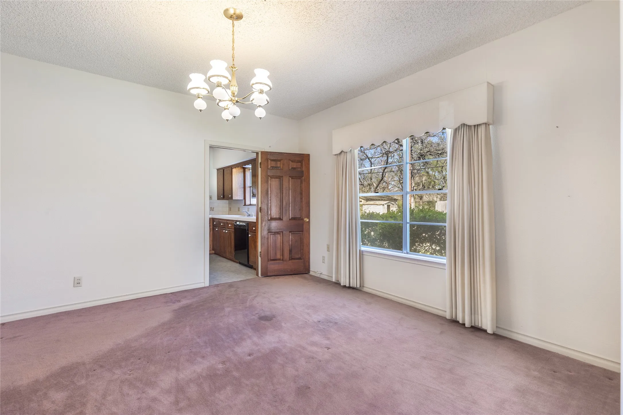 Single Family Residence For Sale in Grayson County , 220 N Holly, Sherman, Texas 75092, 5 Bedroom, 3 Bathroom, 3 Garage spaces, 3,750 Sqft, built in 1925, mls#21388590, Real Estate Agent in Sherman, Homes For Sale in Grayson county, Homes For Sale in Sherman, Realtor in Sherman Texas, Real Estate Brokerage Independent Realty Texas, Luminita Cordes Realtor